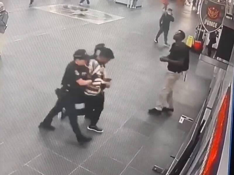 台北車站驚傳隨機攻擊，一名40歲李姓男子猛踹菲律賓女童。（圖／翻攝畫面）