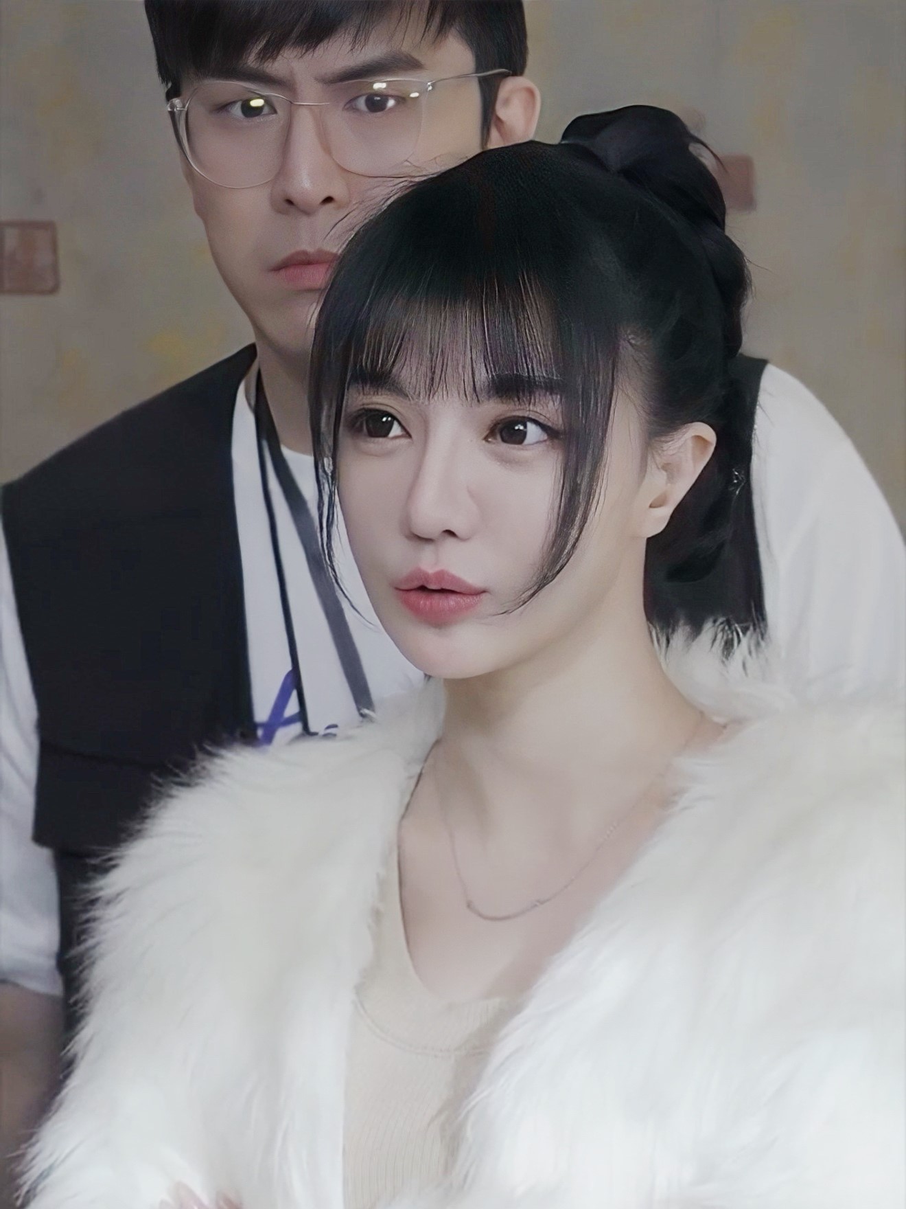 王寶兒（前）在《整人專家》飾演一位氣場強大卻內心脆弱的大明星。（圖／星之國際娛樂 提供）