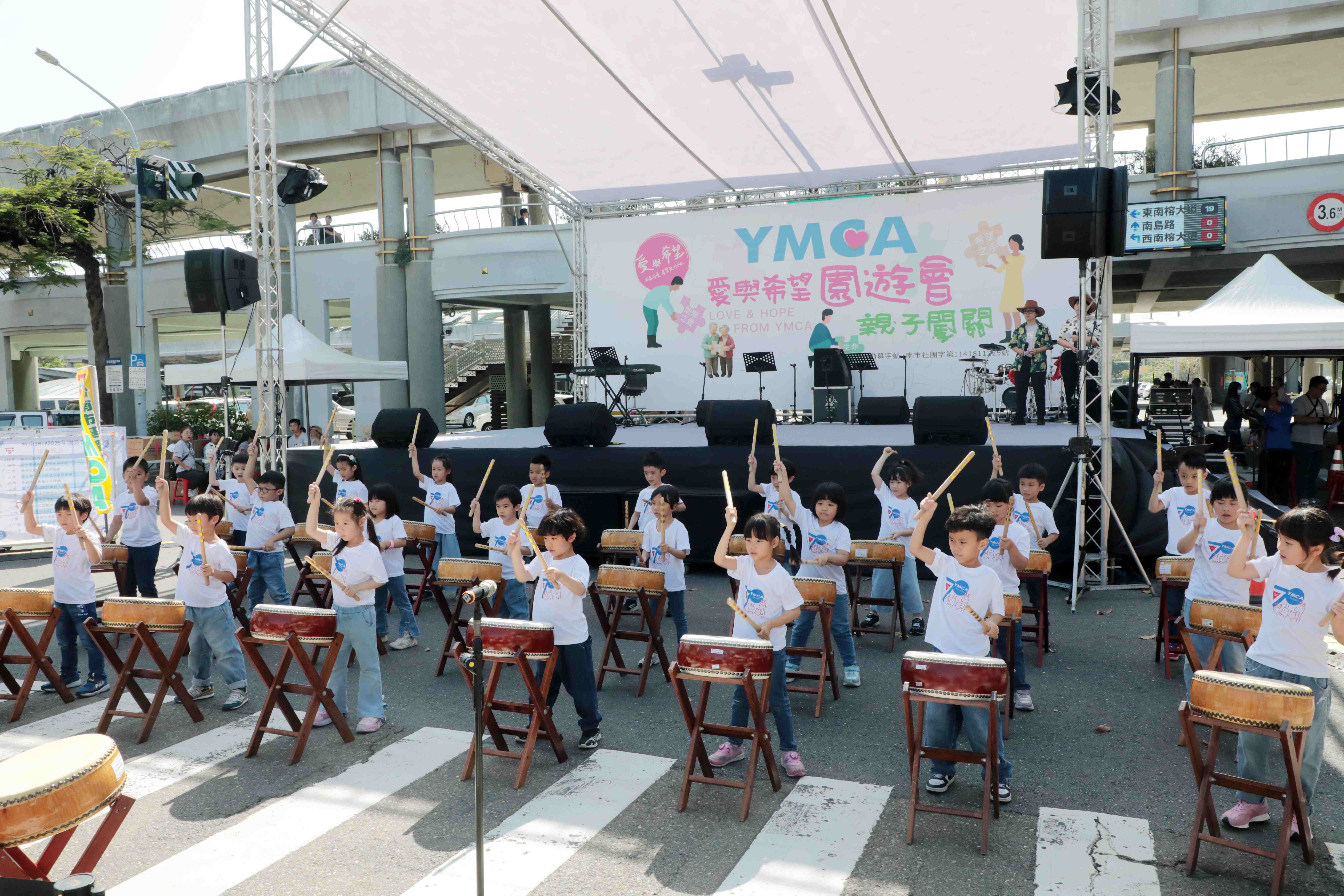 台南YMCA舉辦親子闖關活動，安排太鼓表演揭開序幕，吸引眾多親子家庭參與，展現活力與凝聚力。（圖／台南市政府提供）
