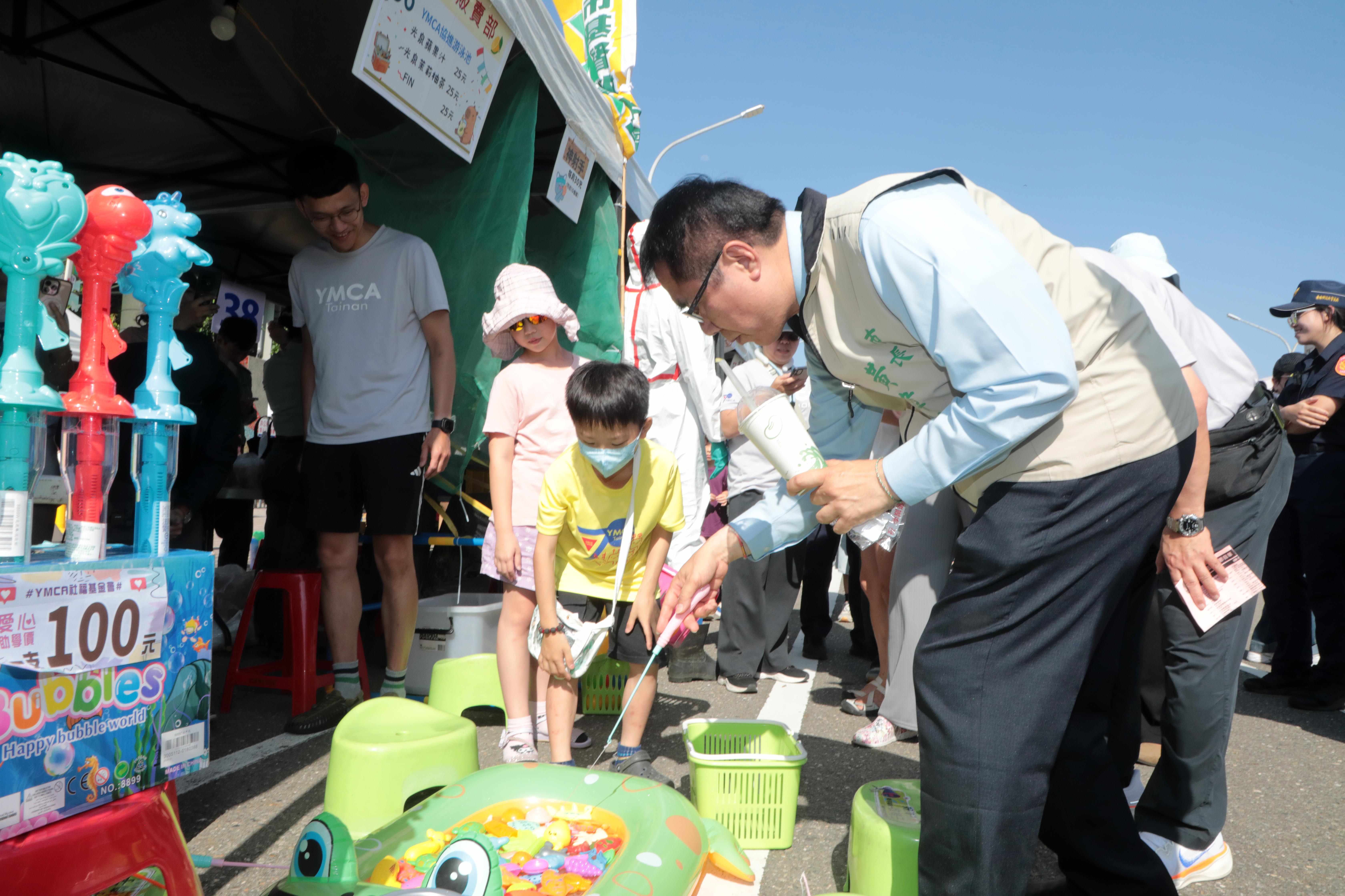 市長黃偉哲出席台南YMCA「愛與希望園遊會暨親子闖關活動」，與小朋友一同體驗闖關遊戲。（圖／台南市政府提供）