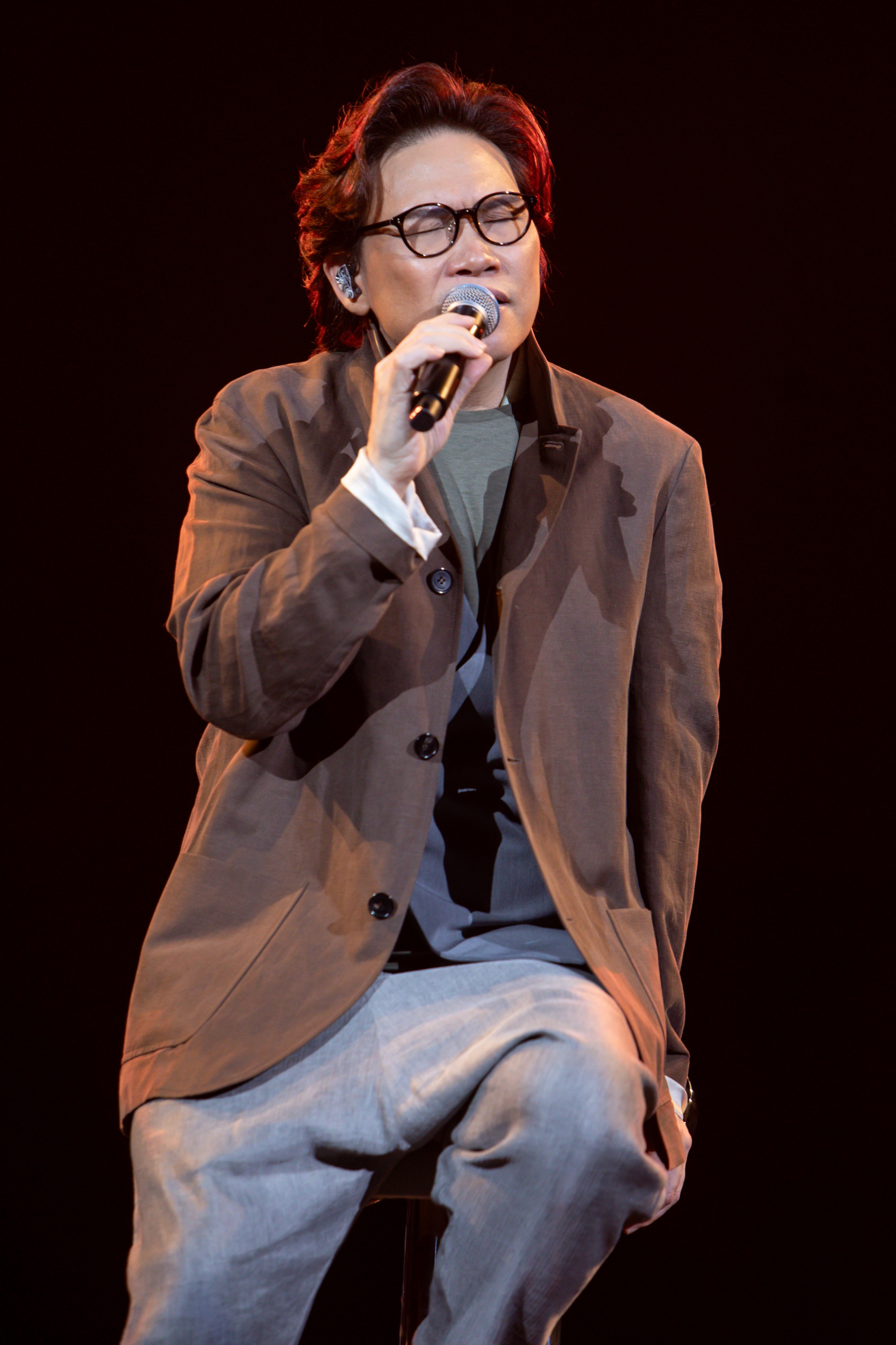 蘇永康這次在台開唱，在台上秀出兒子吹奏薩克斯風演出的照片。（圖／遠傳電信、D-SHOW提供）