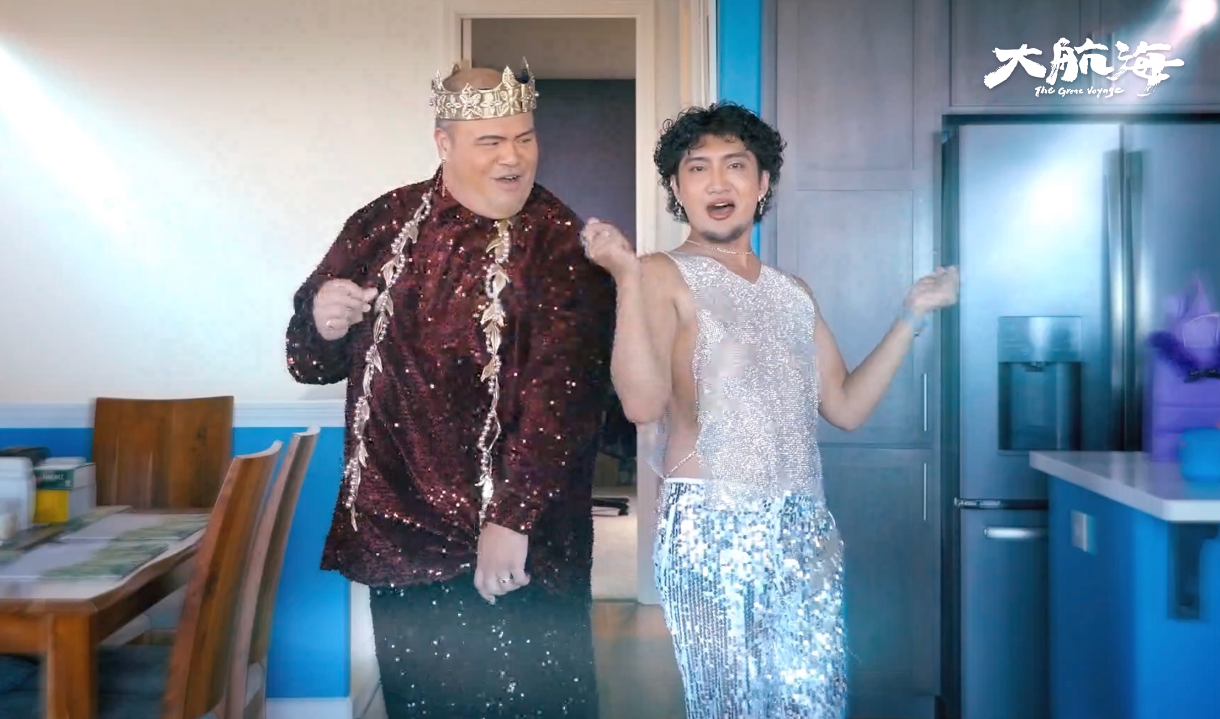 夏威夷跨性別歌手卡拉尼（左）跟舞炯恩即興來一段閃亮變裝時尚走秀。（圖／阿洛無限提供提供）