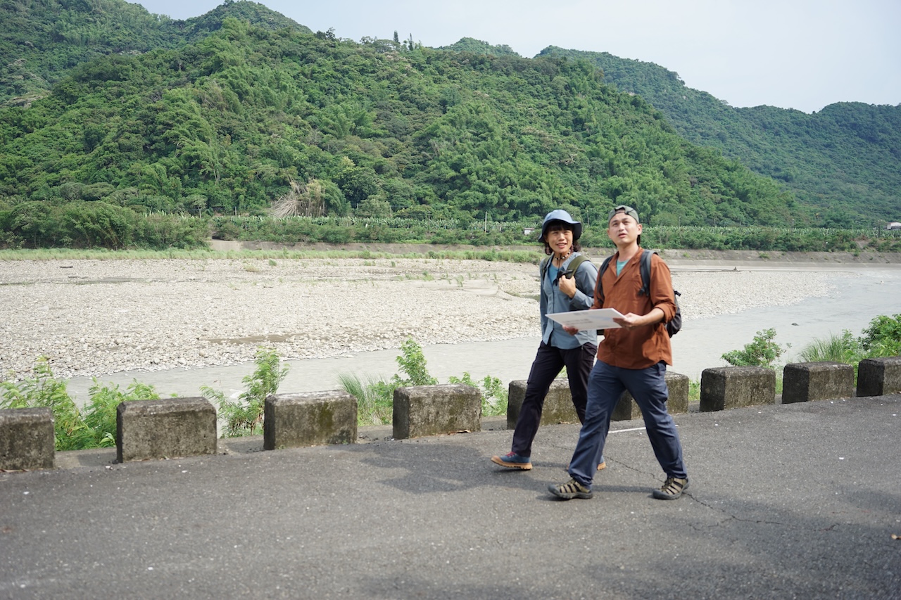 阿雯（左）和阿程透過問人詢路前往解任務。（圖／公視台語台提供）