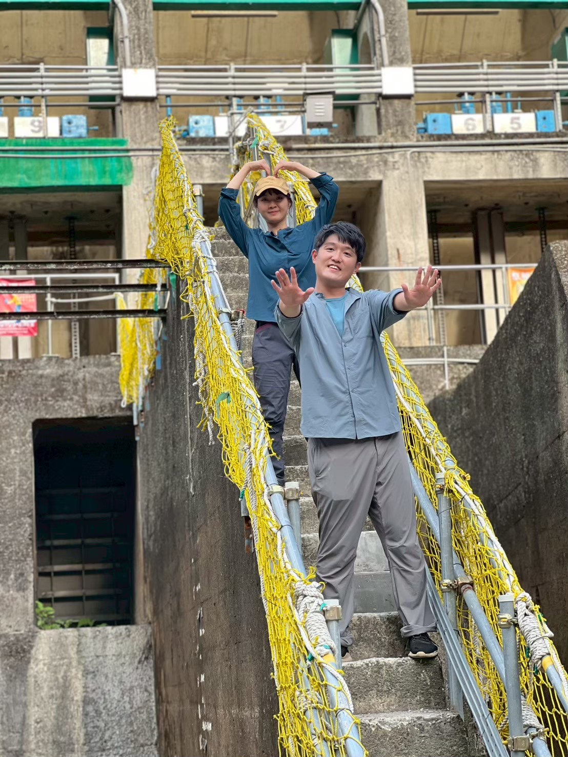 阿龍（前）、阿蓉前往曾文水庫認識台灣水化。（圖／公視台語台提供）