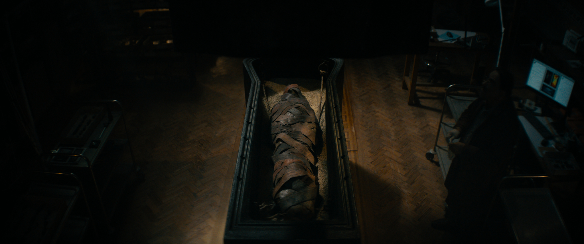 《李克寧 墓乃伊》劇情描述一名記者的女兒在沙漠失蹤八年後突然現身，原本的重逢喜悅卻演變成一場活生生的家庭惡夢。（圖／華納兄弟提供）