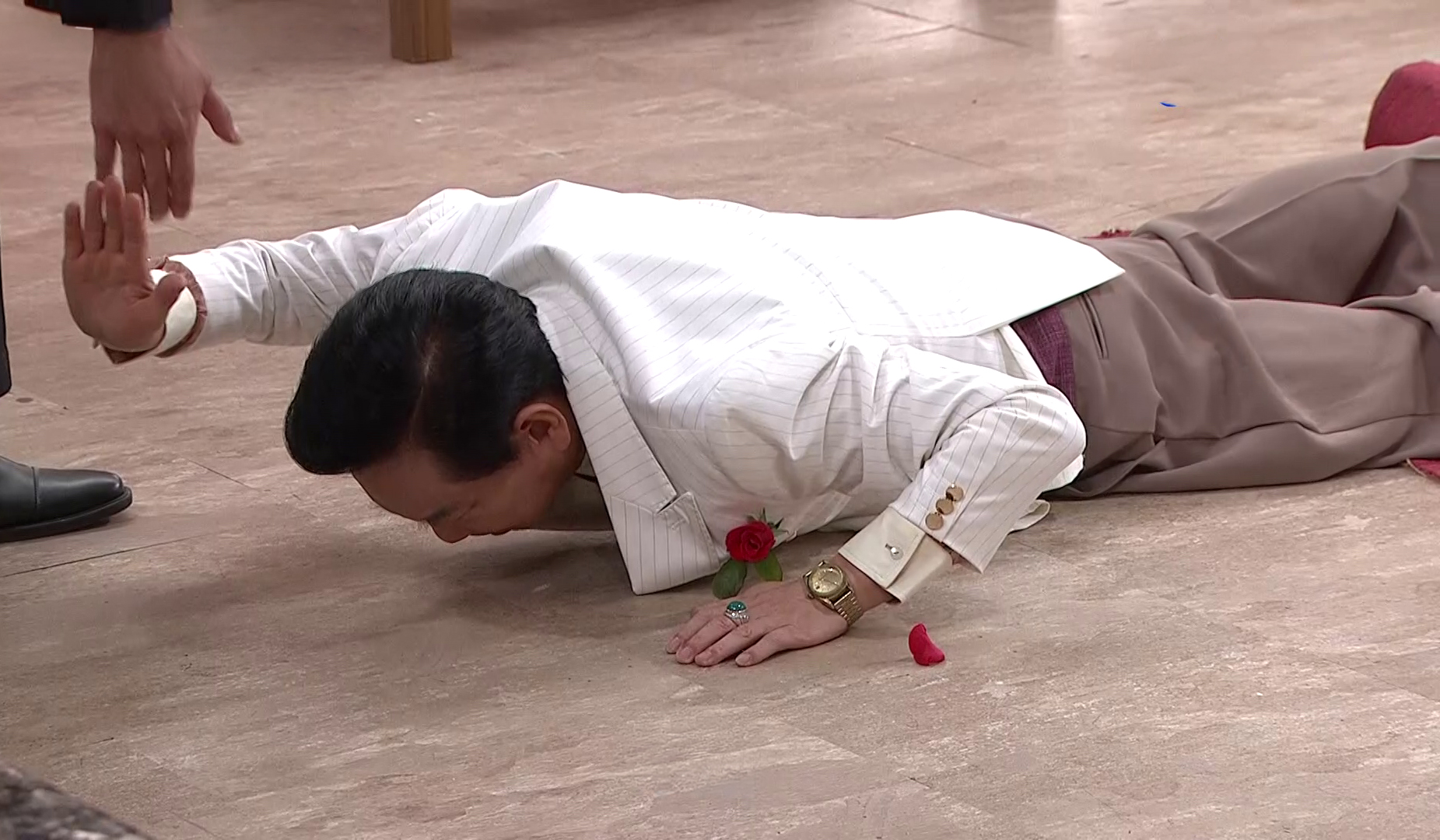 元六劇中一見到美女就跌倒出糗。（圖／台視提供）