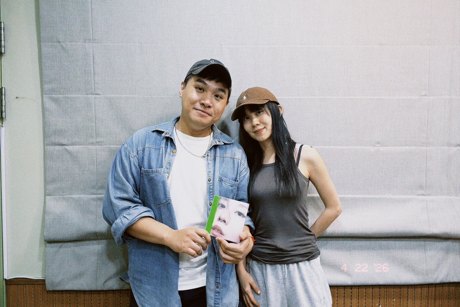 白安（左）受邀錄製巫巴克（右）主持的廣播節目，兩人針對約會看電影的感情走向展開趣味對談。（圖／巫巴克提供）