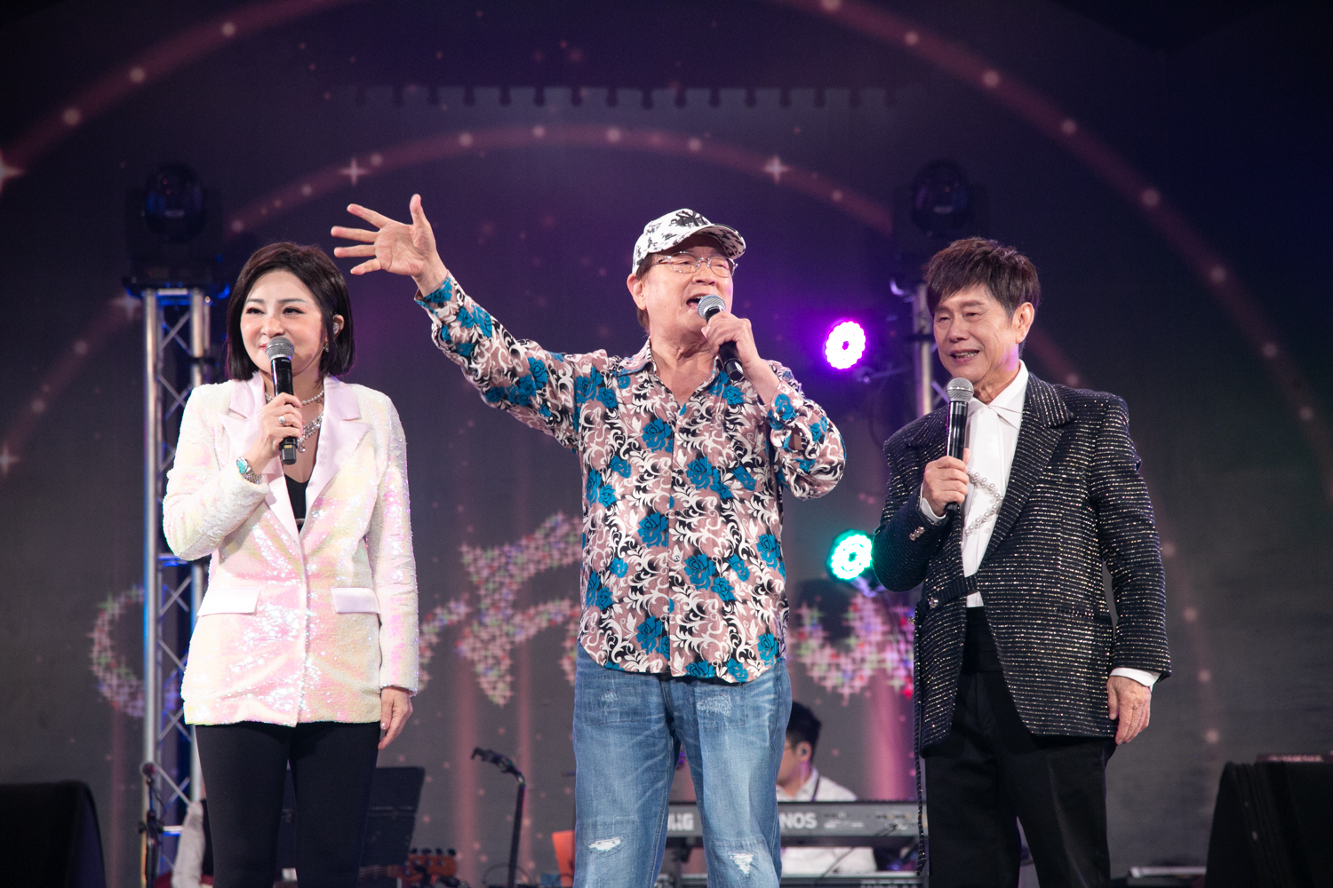 劉福助、黃西田與王彩樺在耐斯歌廳秀同台演出，三人默契十足的鬥嘴與歌舞表演讓全場觀眾笑聲不斷。（圖／劍湖山世界提供）