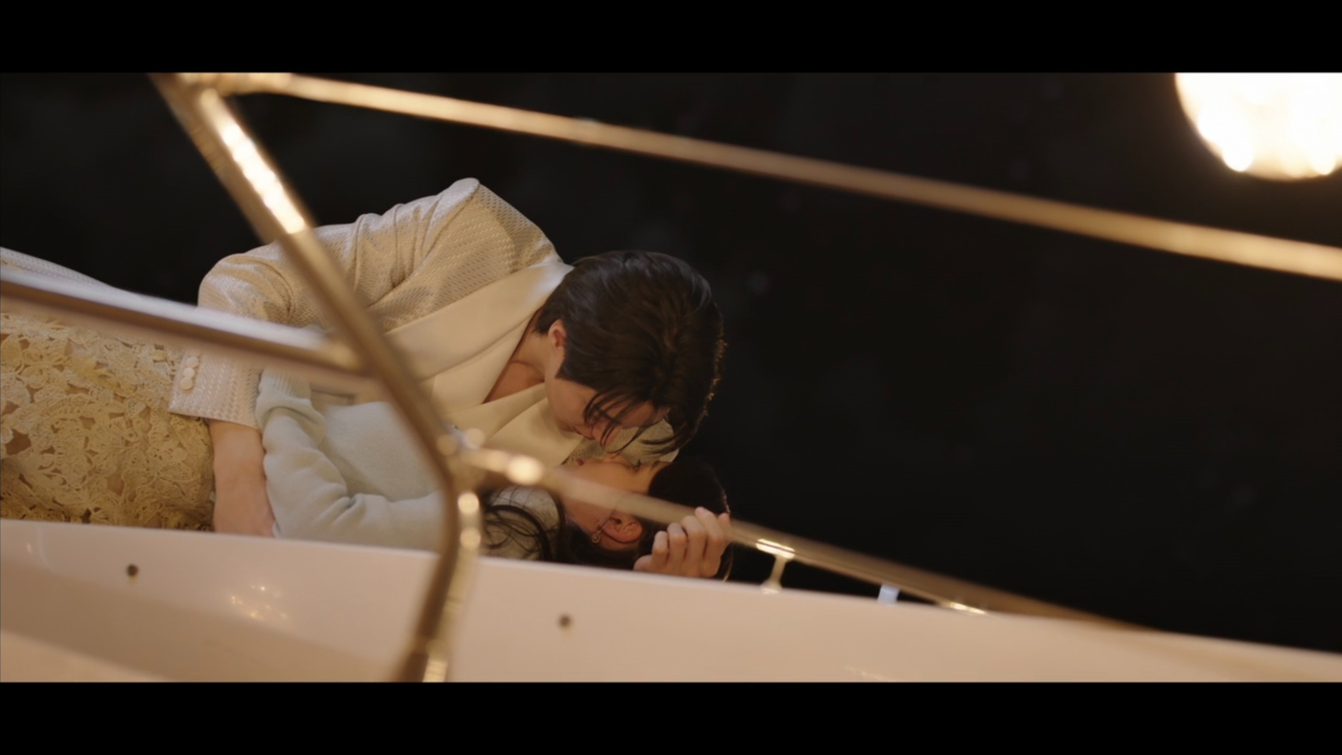 《21世紀大君夫人》IU、邊佑錫遊艇上擁吻超浪漫。（圖／翻攝自Disney+）