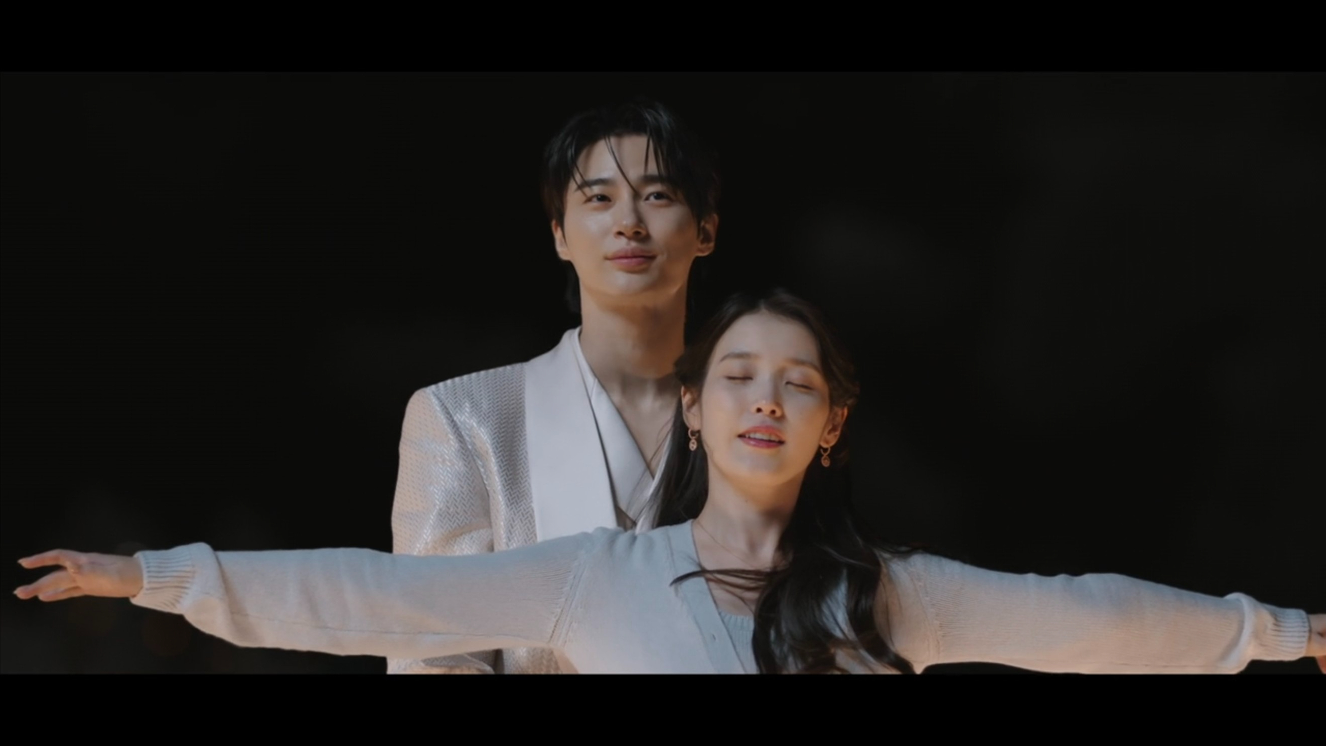 《21世紀大君夫人》IU、邊佑錫模仿《鐵達尼號》浪漫動作。（圖／翻攝自Disney+）