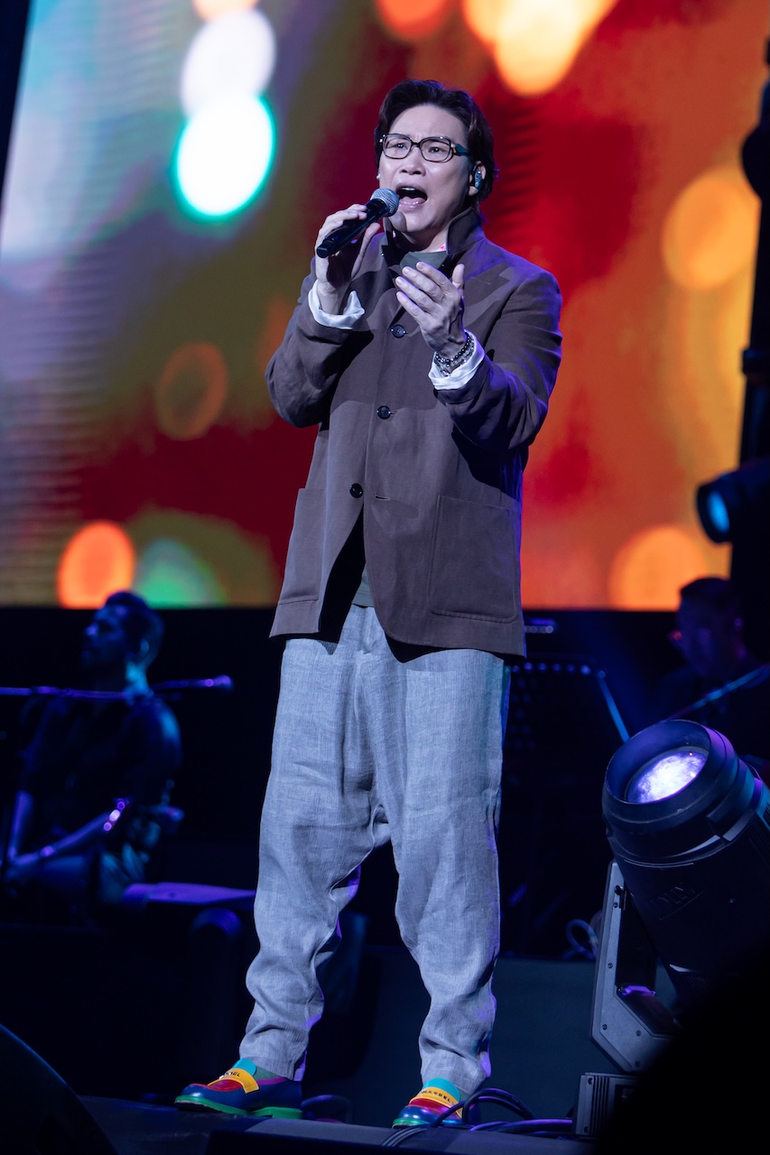 蘇永康在超商巧遇歌迷。（圖／遠傳電信、D-SHOW 提供）