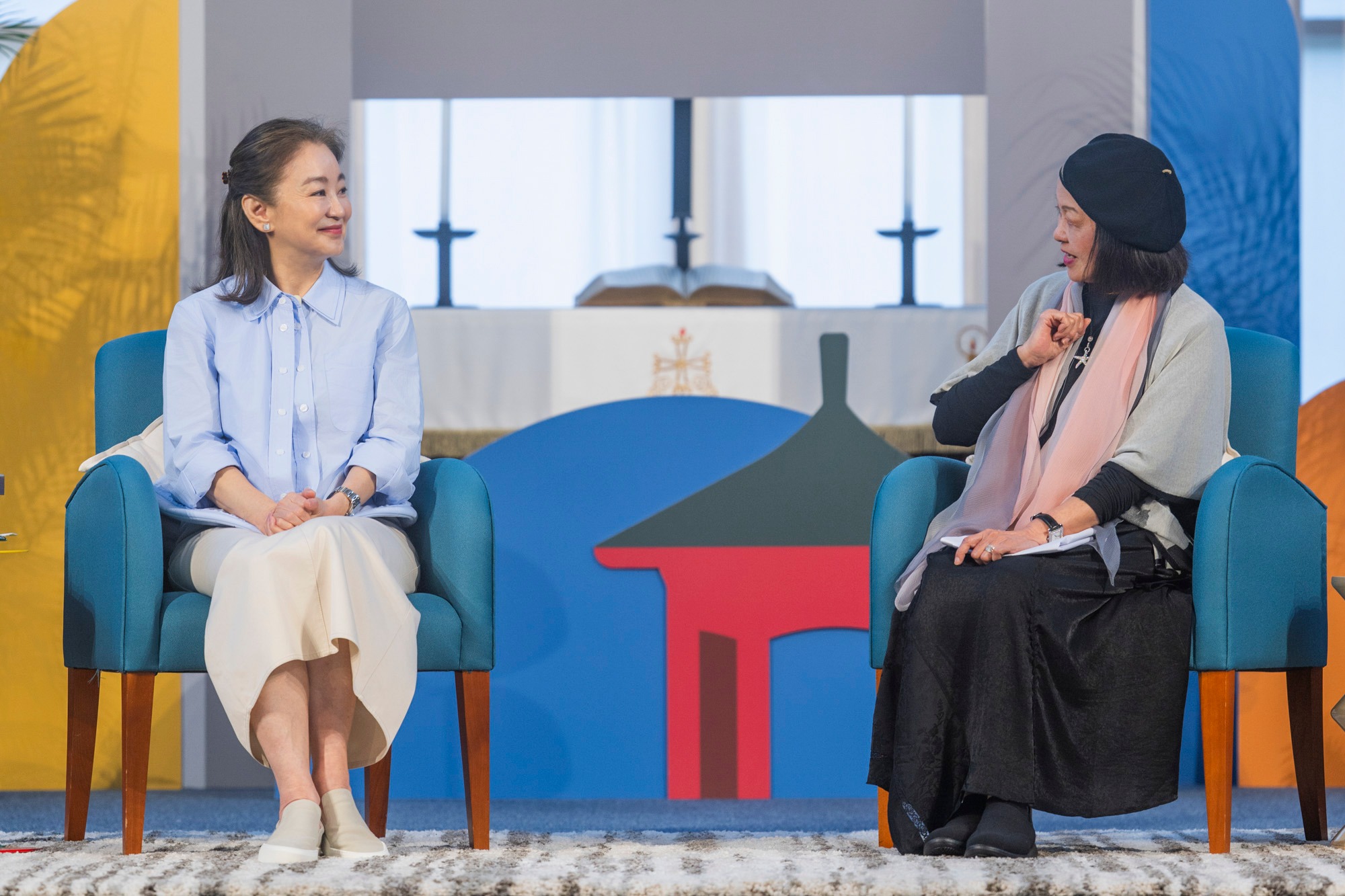 林青霞有皺紋和白髮，展現「優雅老去」的韻味。（圖／翻攝自崇基學院 Chung Chi College, CUHK臉書）