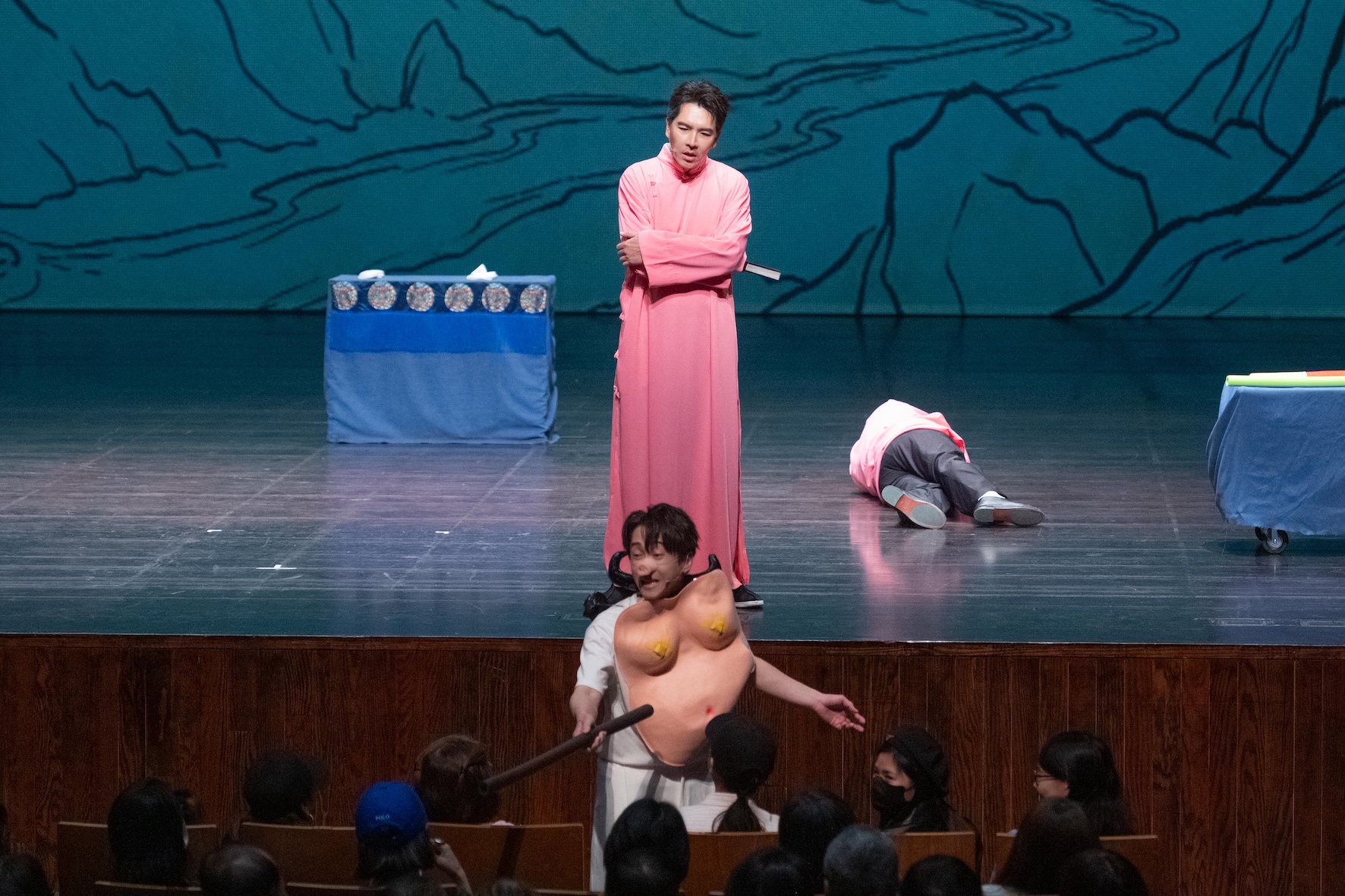 陳漢典在相聲脫口秀最終場大展模仿功力與諧音梗，並與意外現身的妻子Lulu趣味互動，展現其獨特的舞台魅力。（圖／嚞娛樂提供）