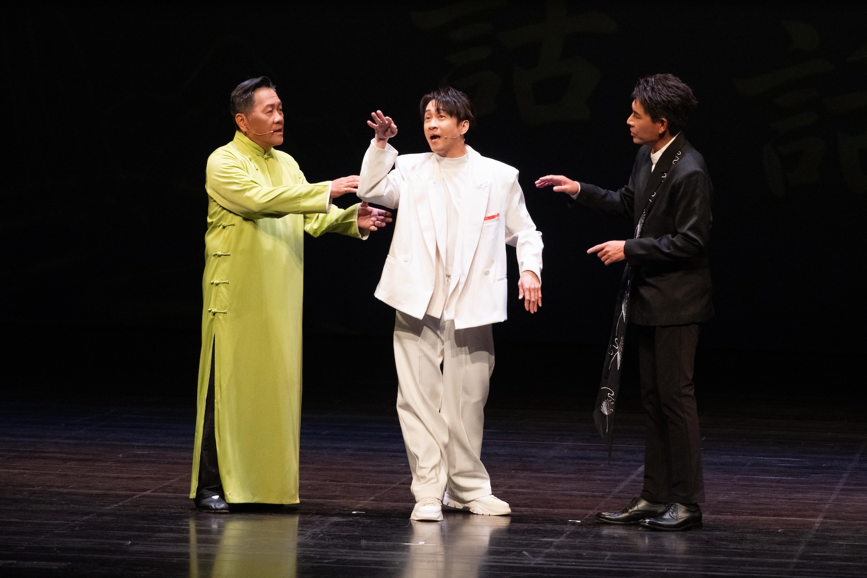 由 王傳一 與 朱德剛 攜手打造的相聲脫口秀《壹加一剛好比三小》，4月25日於高雄大東文化藝術中心迎來最終場演出。（圖／嚞娛樂提供）