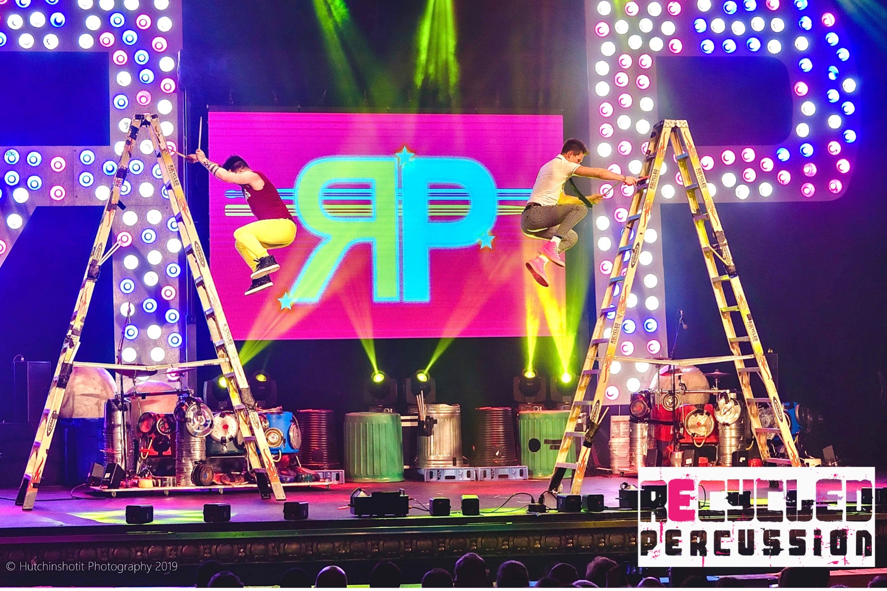 Recycled Percussion以「Junk Rock（垃圾搖滾）」為核心風格，從垃圾桶、水槽到梯子與工業器材都是樂器。（圖／寬宏提供）