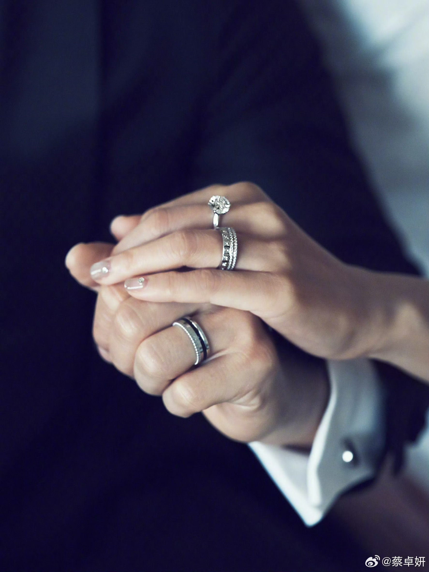 蔡卓妍於社群平台分享與丈夫林俊賢的合照，並發文感謝外界祝福。（圖／翻攝自微博）