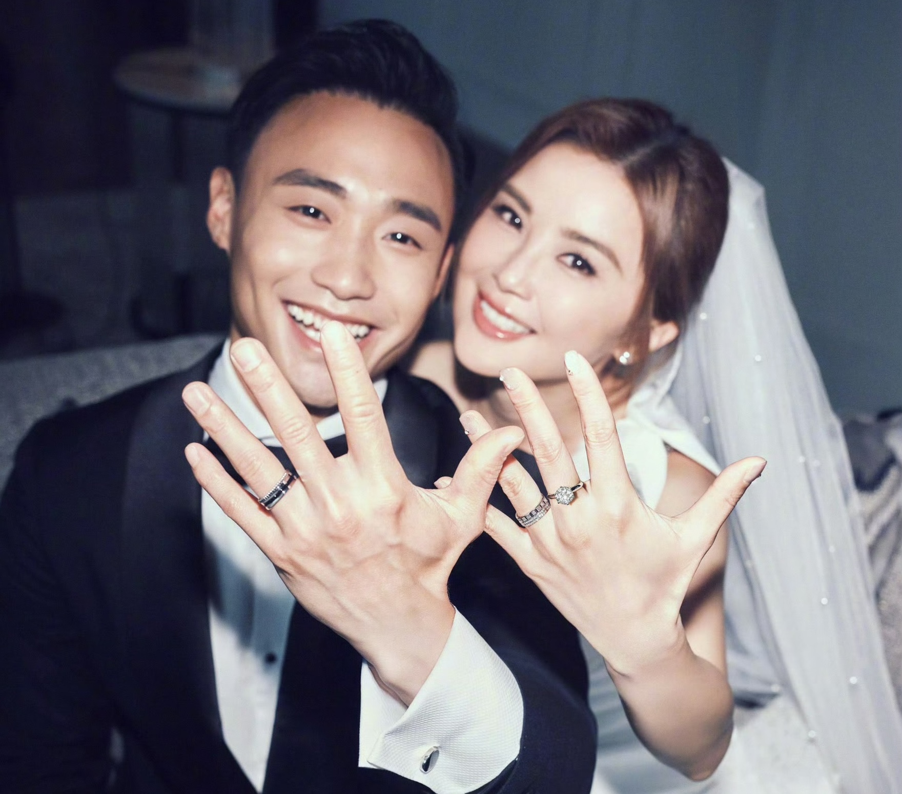 蔡卓妍於社群平台分享與丈夫林俊賢的合照，並發文感謝外界祝福。（圖／翻攝自微博）