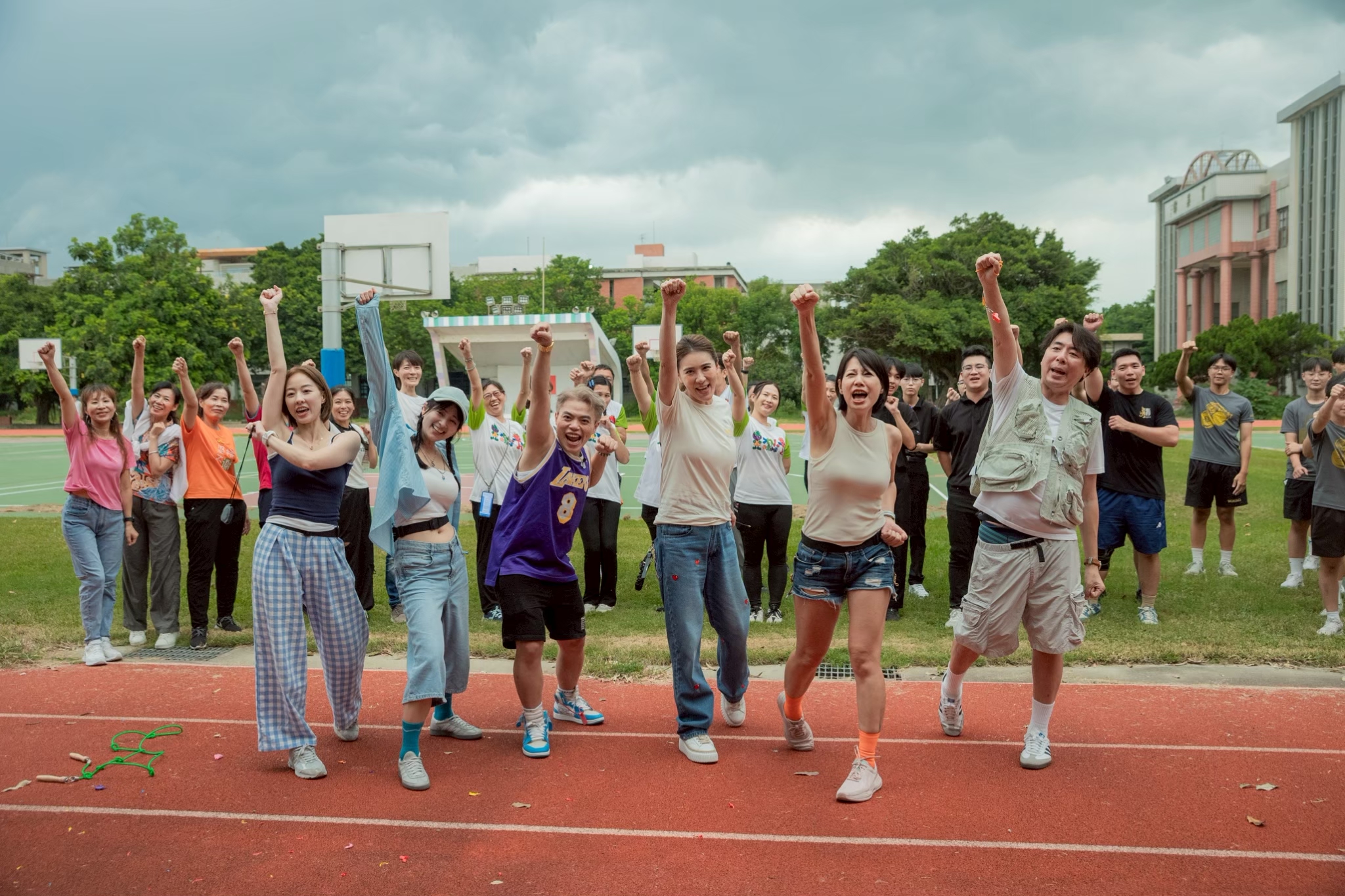 夏語心(左起)、阿喜、海產、小禎、丁寧、梁赫群。（圖／公視台語台提供）