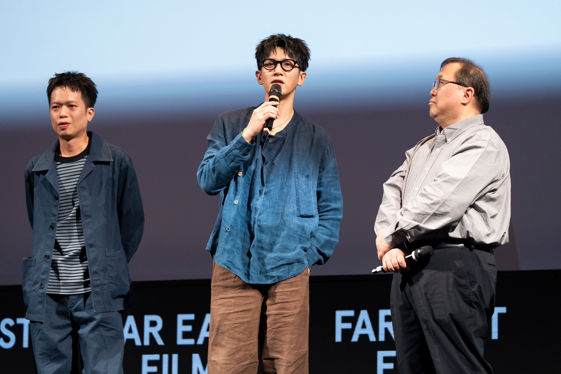 《我未許願先吹蠟燭》男主角柯震東（中）、導演周鉅宏（左）、監製唐在揚於義大利遠東國際影展。（圖／FEFF28提供、Alice Durigatto攝）