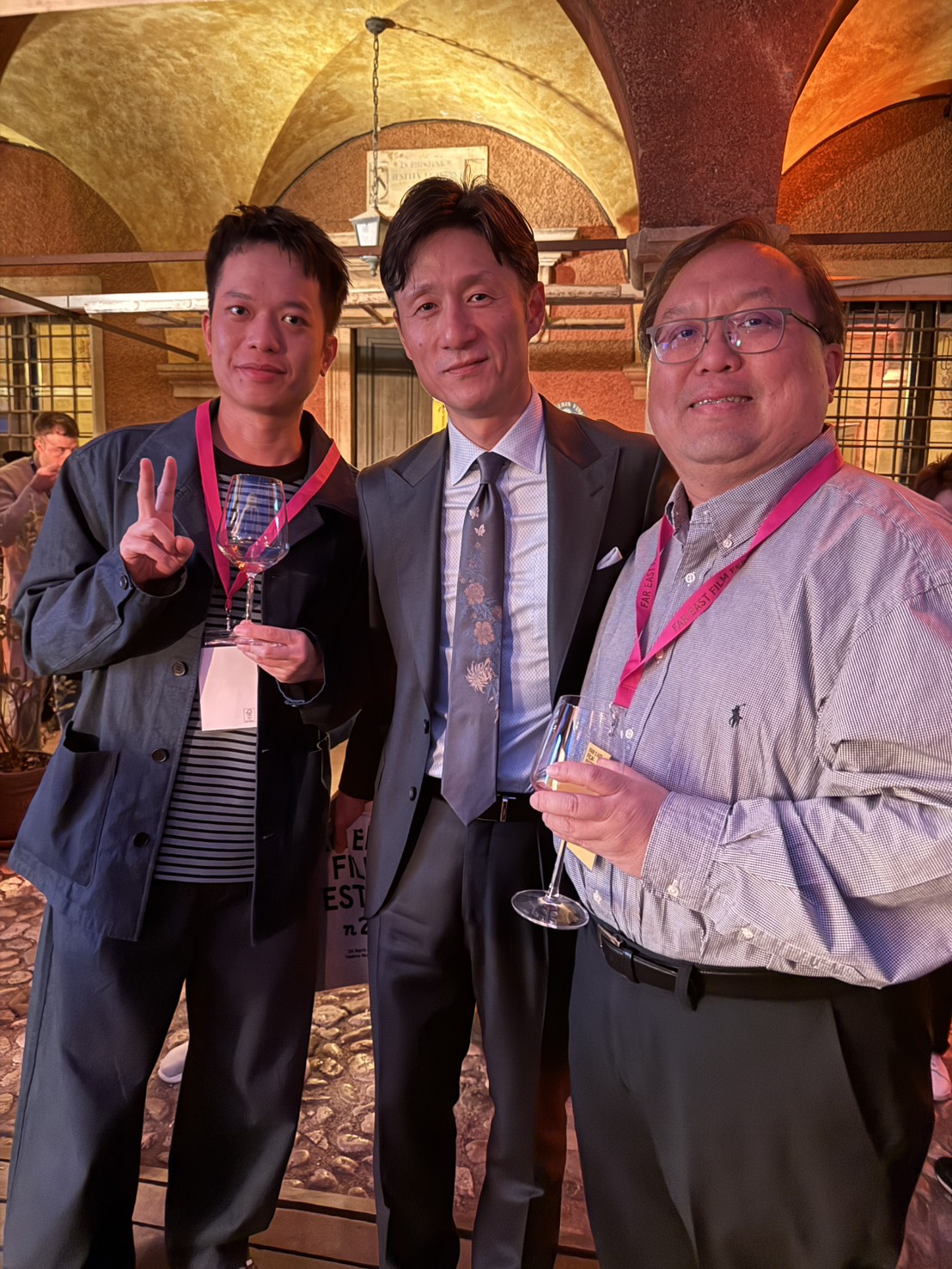 監製唐在揚（右）與周鉅宏導演（左）於遠東影展交流酒會上與《國寶》導演李相日相互交流。（圖／FEFF28提供、Alice Durigatto攝）