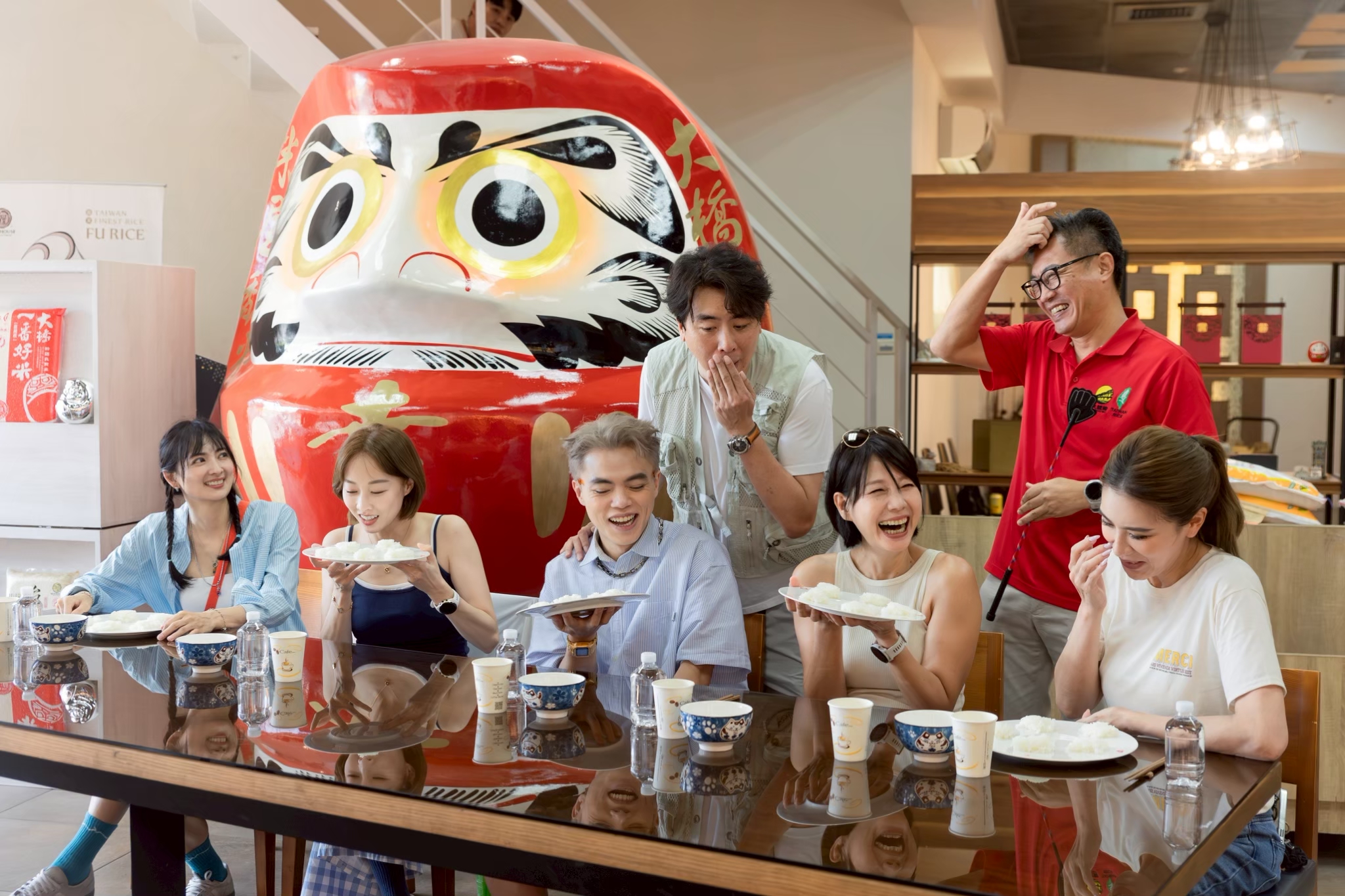 主持群前往米廠盲吃猜越光米。（圖／公視台語台提供）