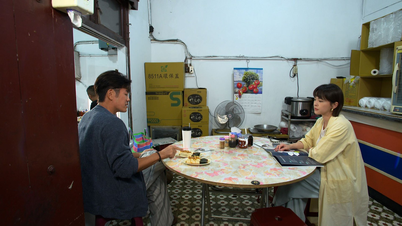 蘇晏霈（右）敬業態度讓陳志強在旁看傻眼。