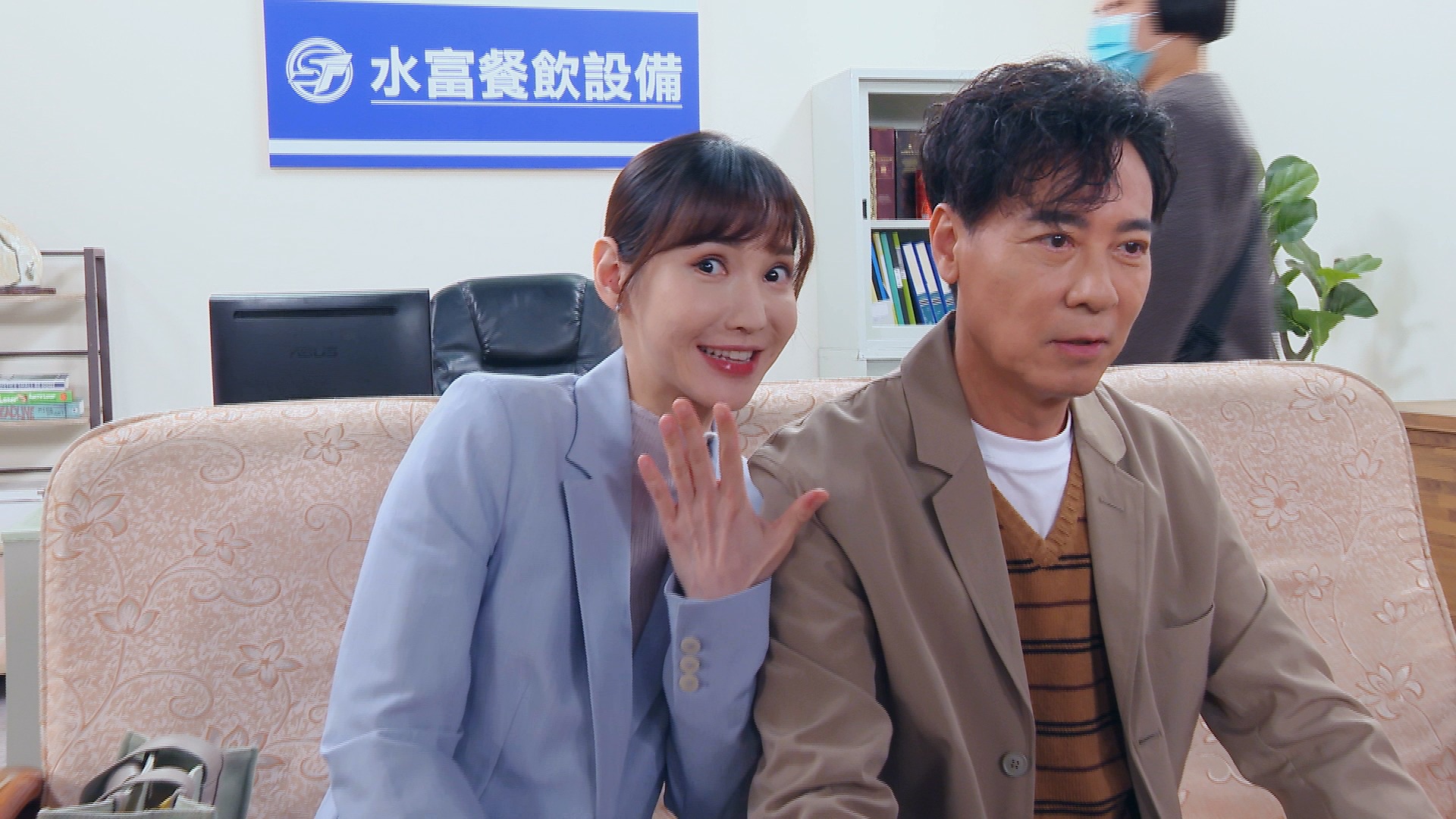 徐千京（左）把尹昭德撩得害羞不已。（圖／民視提供）