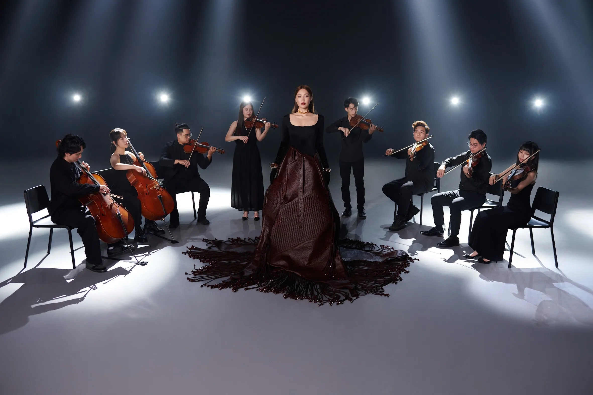 金曲歌后A-Lin於出道20週年之際推出單曲〈繞路〉MV，力邀曾合作過的楊謹華、曾敬驊與賴雅妍回歸演出當年的經典角色。（圖／索尼音樂提供）