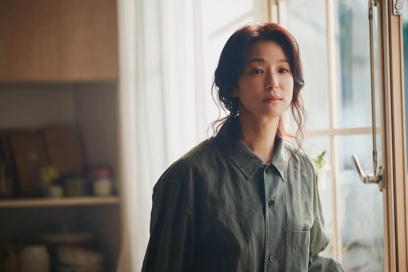 賴雅妍在片場則與A-Lin暢聊近況，展現多年交情。（圖／索尼音樂提供）