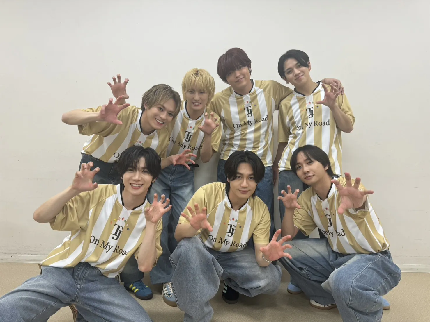 Travis Japan 成員七五三掛龍也（前排左起）、松田元太、中村海人；松倉海斗（後排左起）、川島如惠留、吉澤閑也、宮近海斗（圖／環球音樂提供）