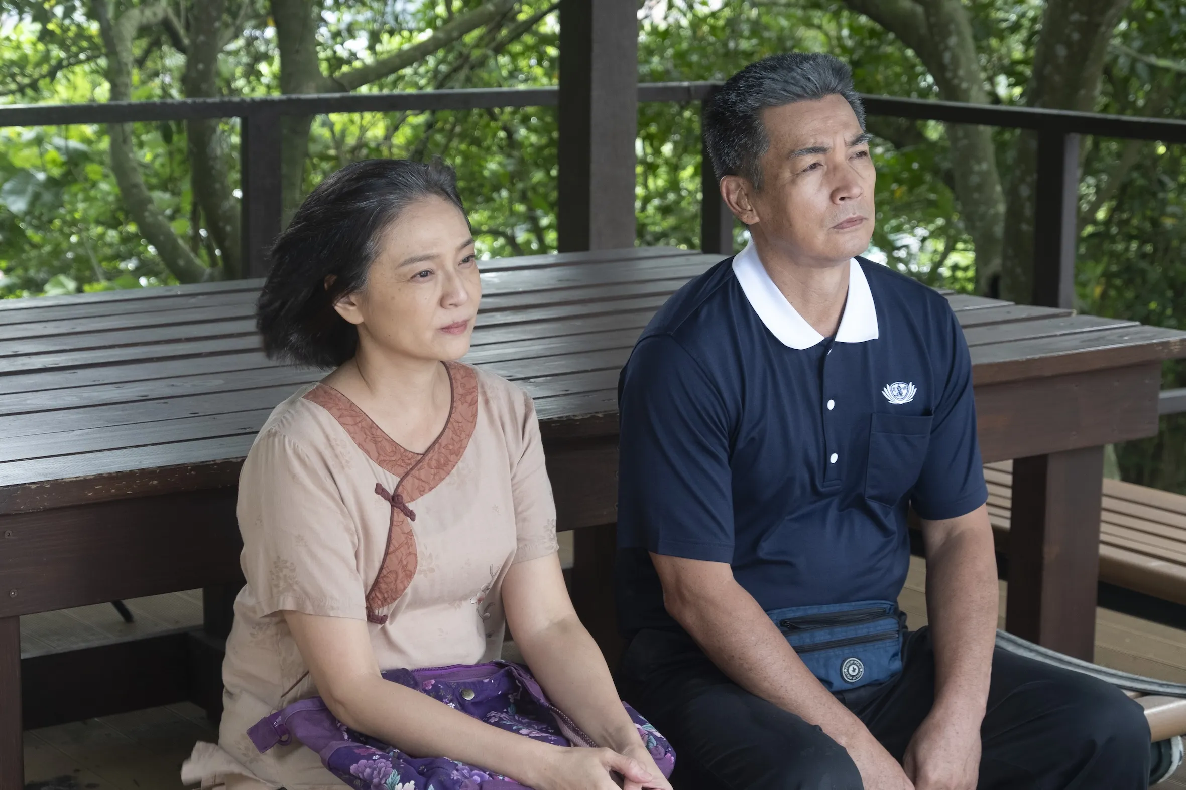 新發(伊正飾演)因環保站再次面臨拆遷的危機心情欠佳，阿照(梁家榕飾演)從旁勸解。（圖／大愛提供）