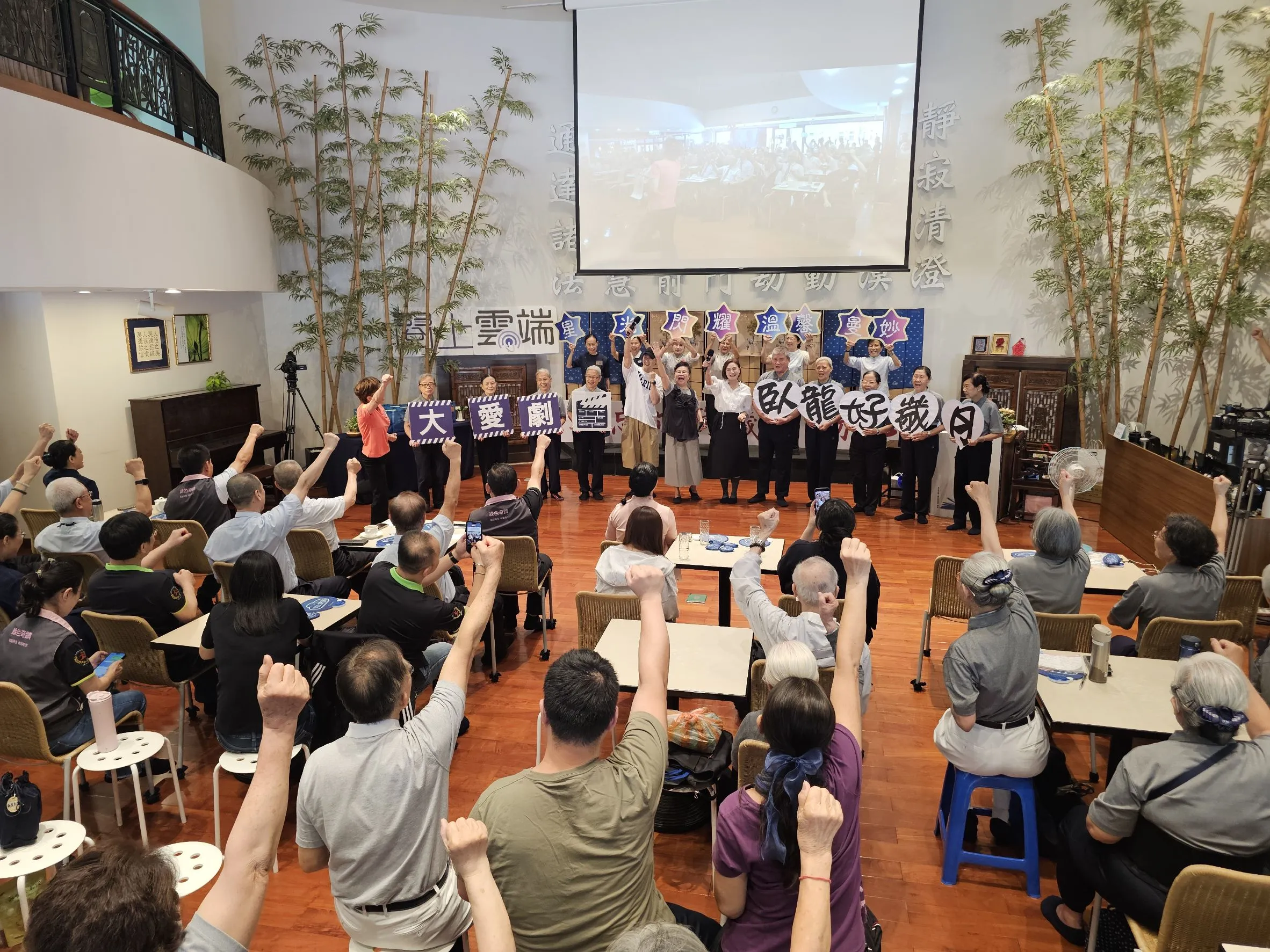 演員梁家榕與楊鎮南下高雄宣傳新劇《臥龍好歲月》，分享關於長輩老後生活與家庭韌性的深刻體悟。（圖／大愛提供）