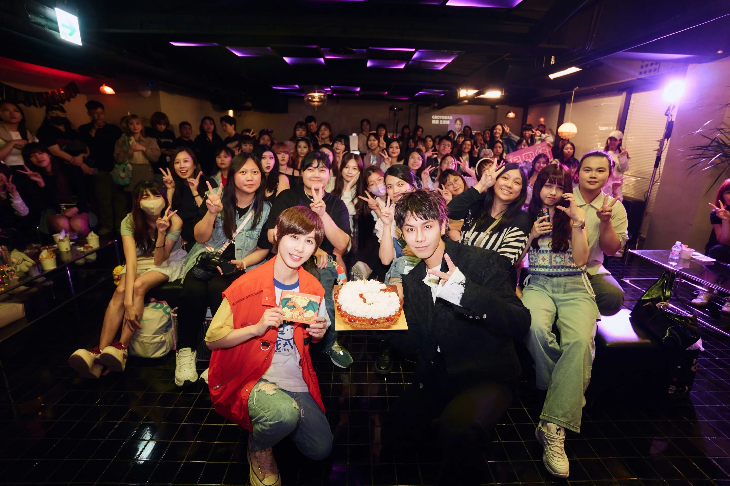 鼓鼓呂思緯「新專輯發行限定生日會」，小魏魏嘉瑩驚喜送上禮物。（圖／相信音樂提供）