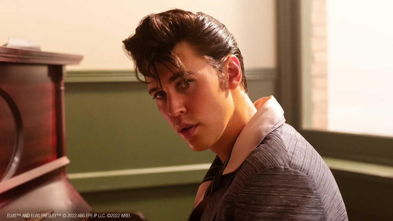 《貓王艾維斯》由奧斯汀巴特勒演繹「貓王」艾維斯普里斯萊的傳奇一生。（圖／MyVdieo提供）