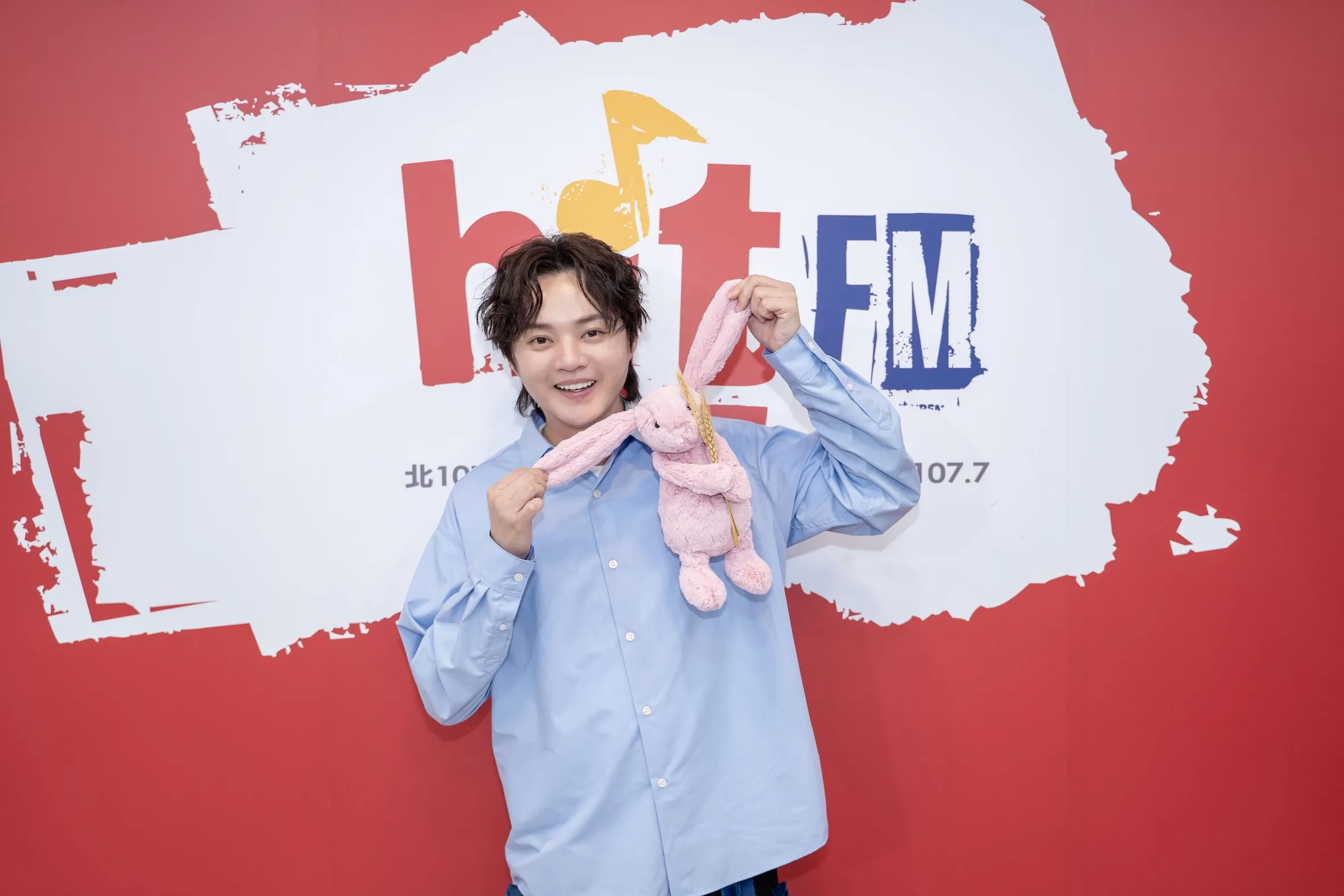 金曲歌王許富凱受邀擔任Hit Fm聯播網5月大台柱，並於電台節目中與魏如萱暢談新專輯製作與小巨蛋演唱會籌備進度。（圖／Hit Fm聯播網提供）