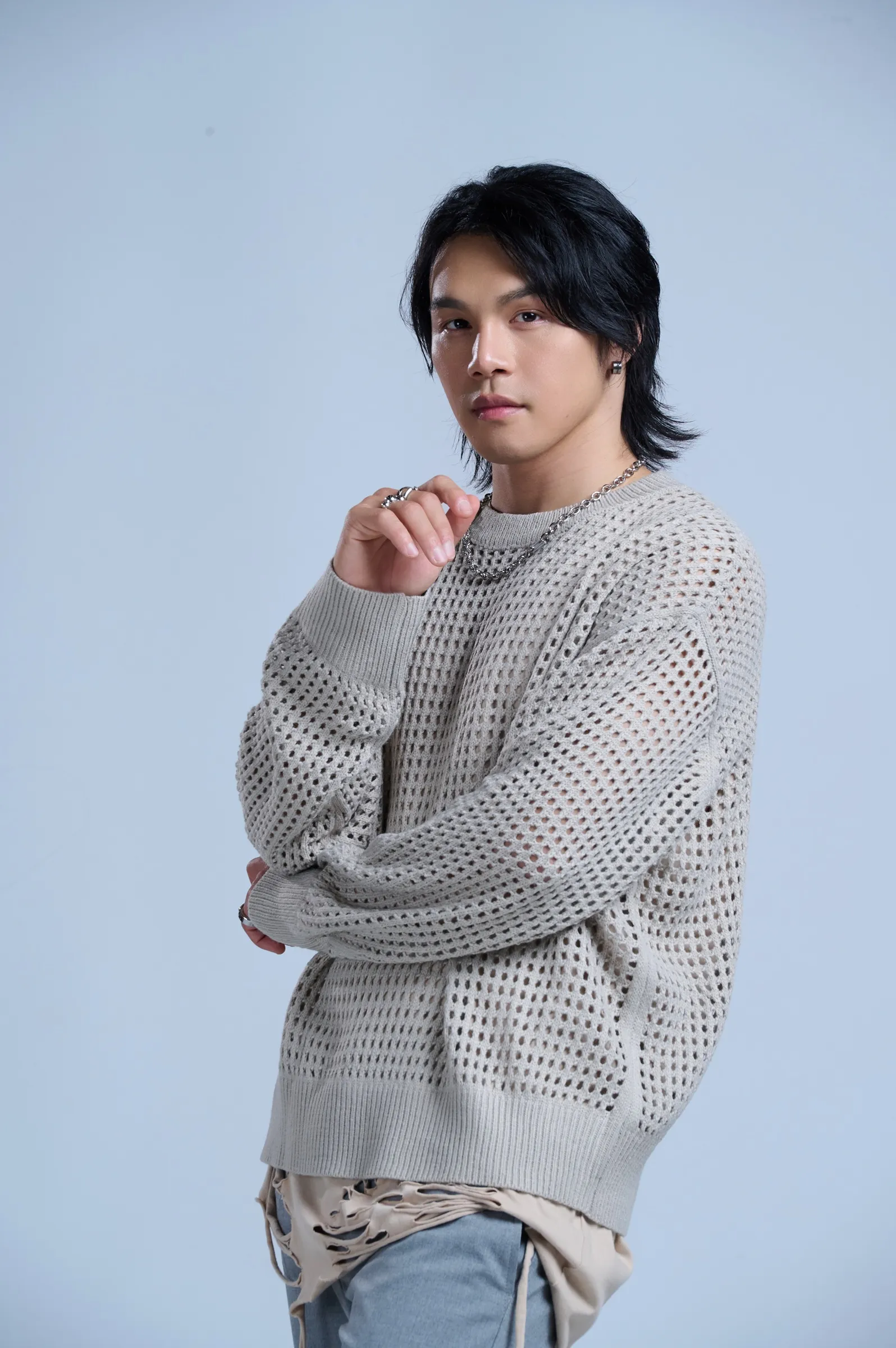 創作歌手阜東昇蓄長髮化身「歌俠」 翻玩〈詞調句〉吟唱人生體悟 回歸初心重啟音樂之路。（圖／阜東昇音樂工作室提供）