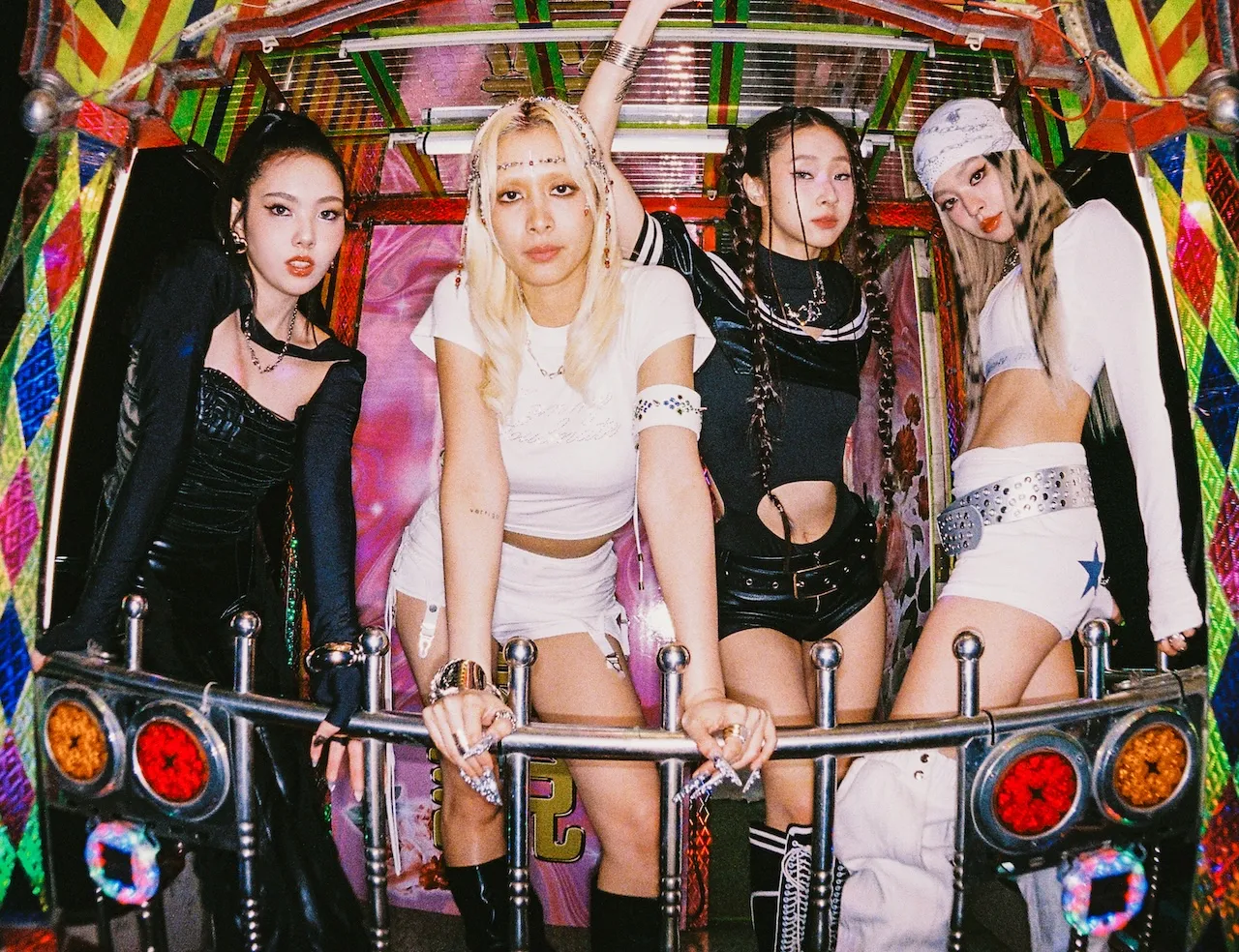Vikky（左起）、JUD 陳泳希、熙妍、粼粼站上電子花車。（圖／華研國際提供）