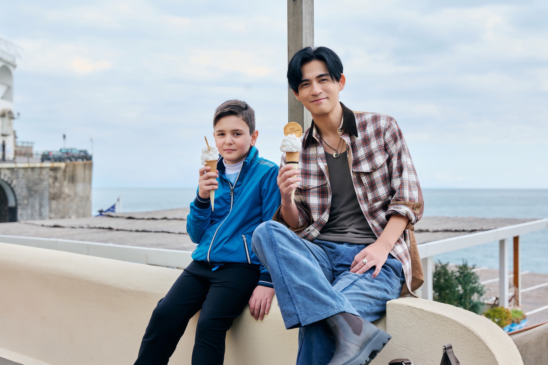 周渝民和小男孩玩。（圖／相信音樂提供）