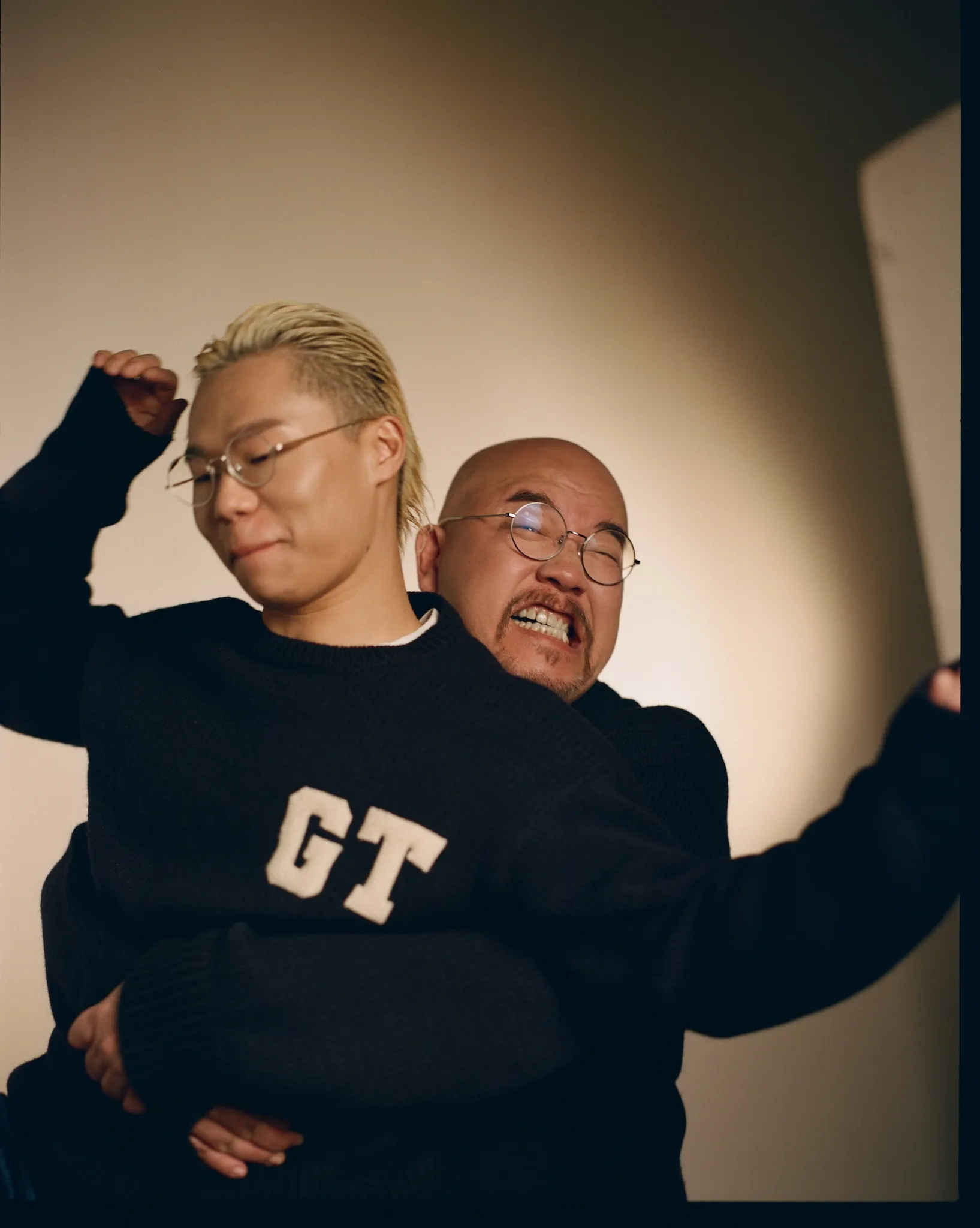 湯令山與知名創作人黃偉文。（圖／華納提供）