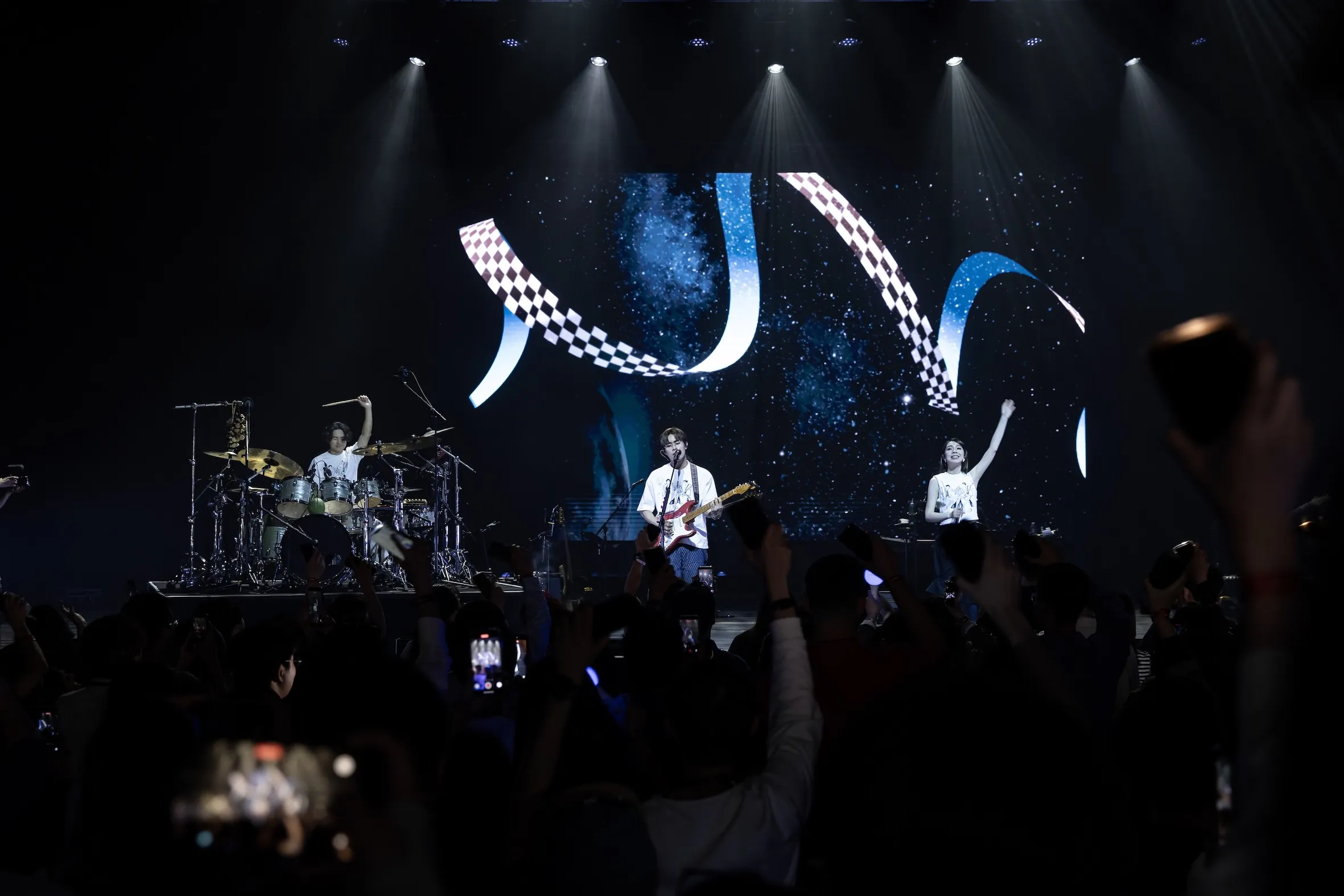 告五人「Run, Run, Run!黑夜狂奔」世界巡迴演唱會挺進歐洲，在巴黎與倫敦指標性場館開唱，與全球歌迷近距離互動。（圖／相信音樂提供）