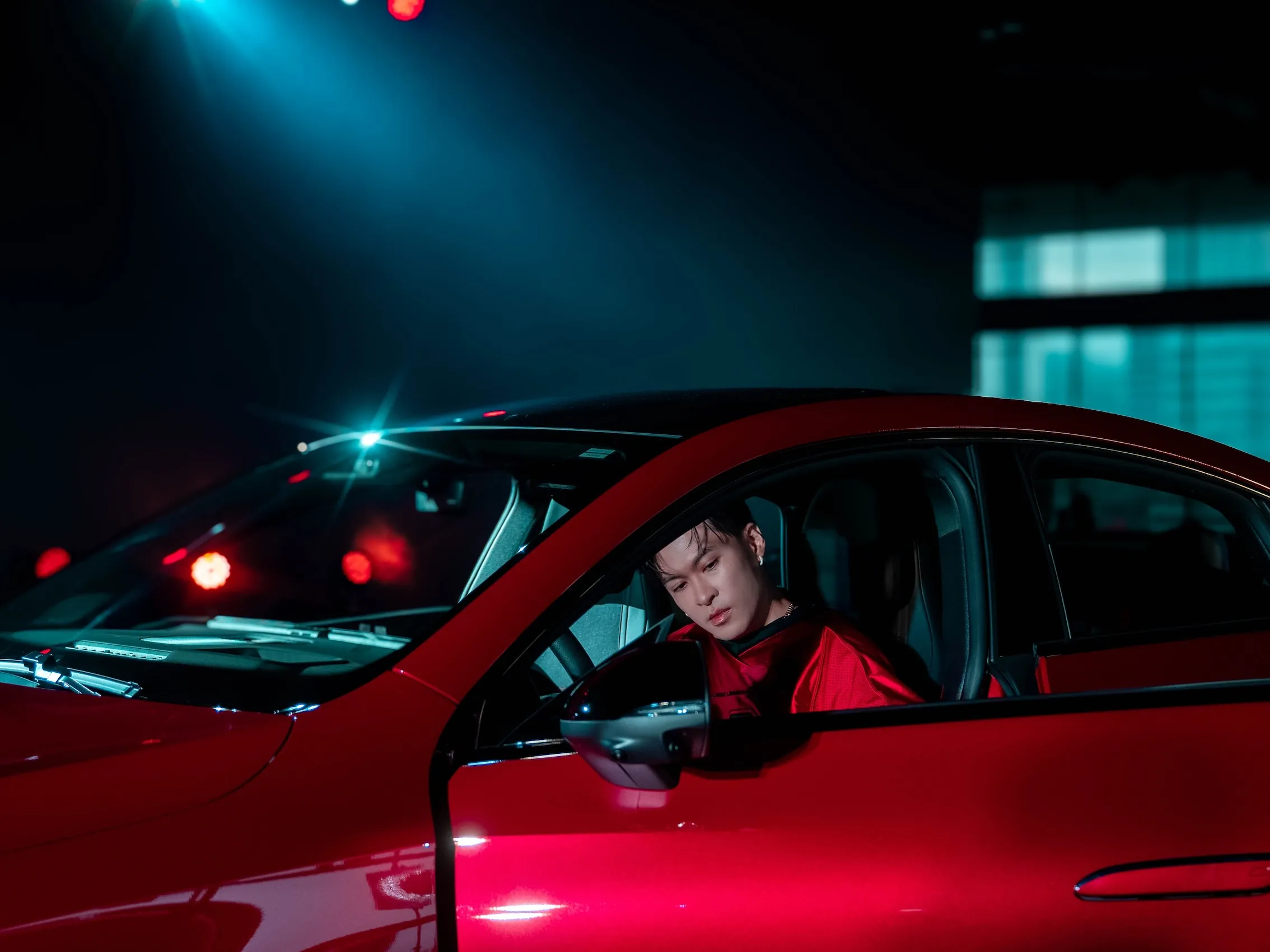 音樂人唐仲彣受邀與豪華汽車品牌中華賓士合作，以城市駕駛體驗為靈感創作出專屬主題曲，並於品牌派對活動現場正式對外曝光。（圖／通達量能文体提供）