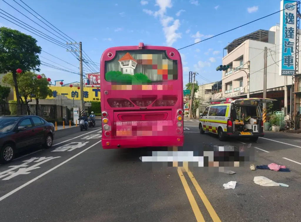 台南一名女大生追撞鄭姓女警，導致對方遭遊覽車輾斃。（圖／翻攝畫面）