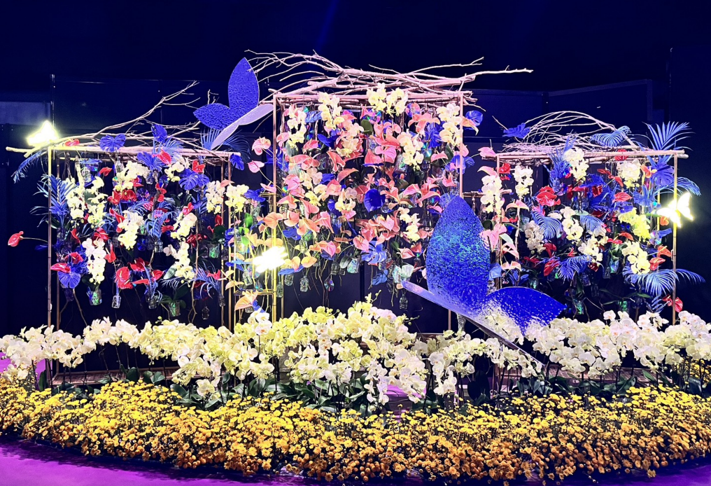 蝴蝶穿梭於花朵間相得益彰。（圖／臺南市政府提供）