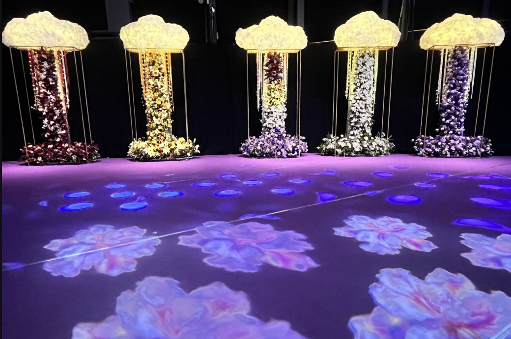 花朵投影讓人彷彿置身於花朵世界般驚豔。（圖／臺南市政府提供）