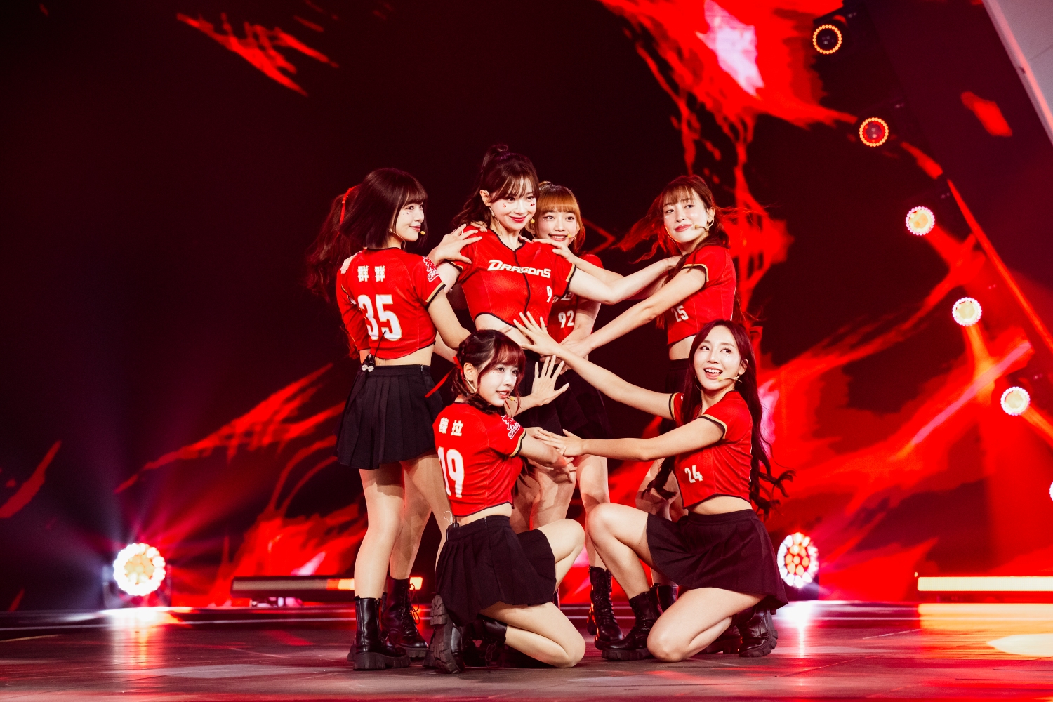 味全龍啦啦隊精彩演出 。(圖/緯來電視網提供)