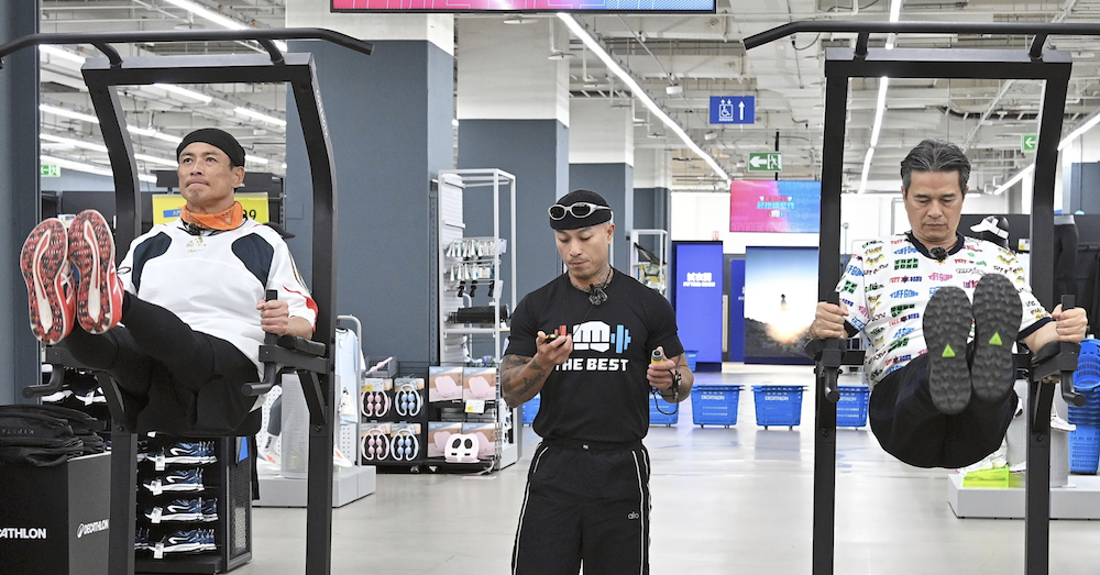 江宏恩扛54公斤沙袋狂奔　李興文「報告班長」魂上身。（圖／固力狗娛樂提供）