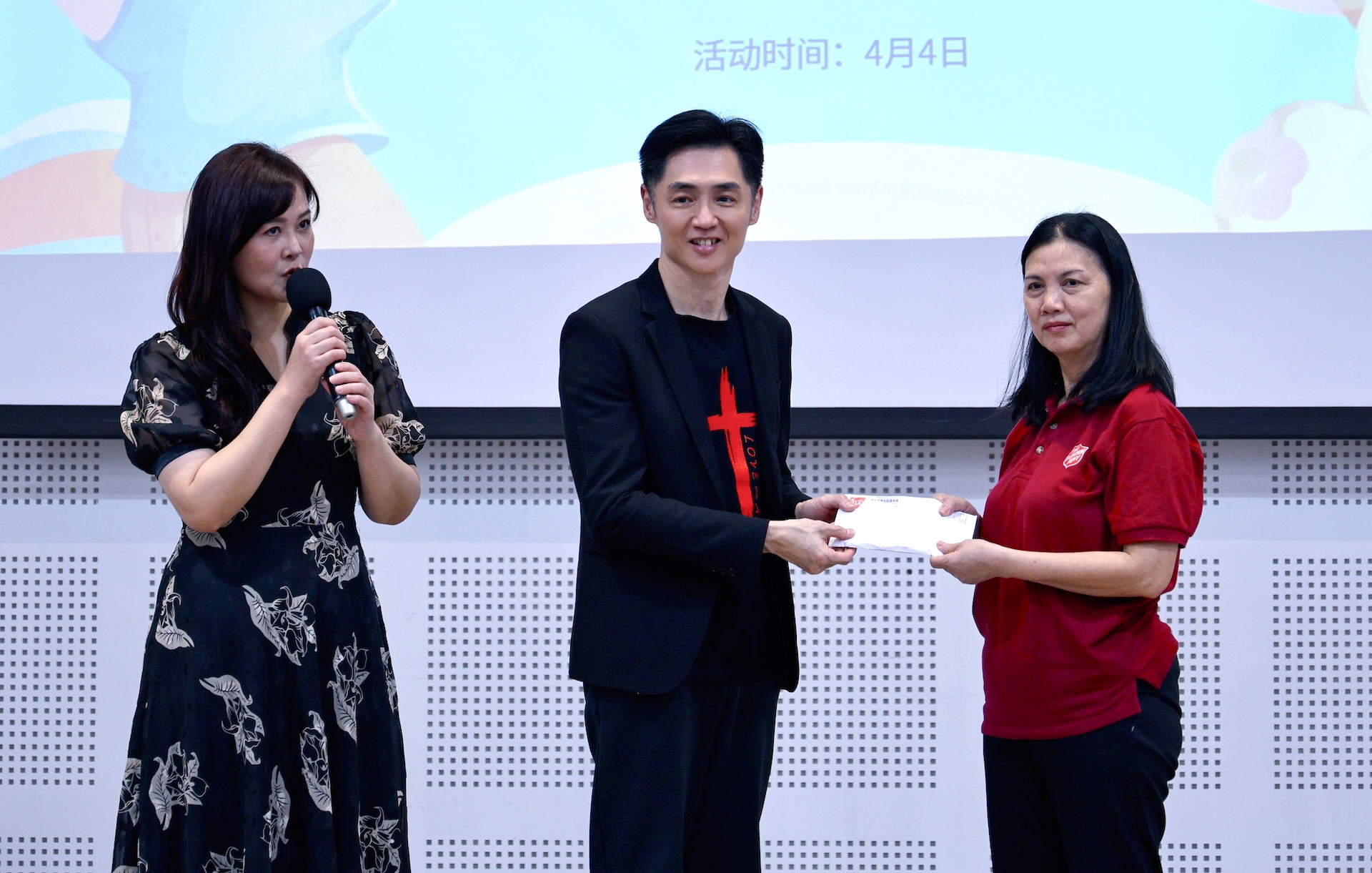 陳維齡(左起)和宋逸民送上微薄心意資助古晉弱勢孩童,把愛信交給劉院長。(圖/藝起發光X蒙福教會提供)