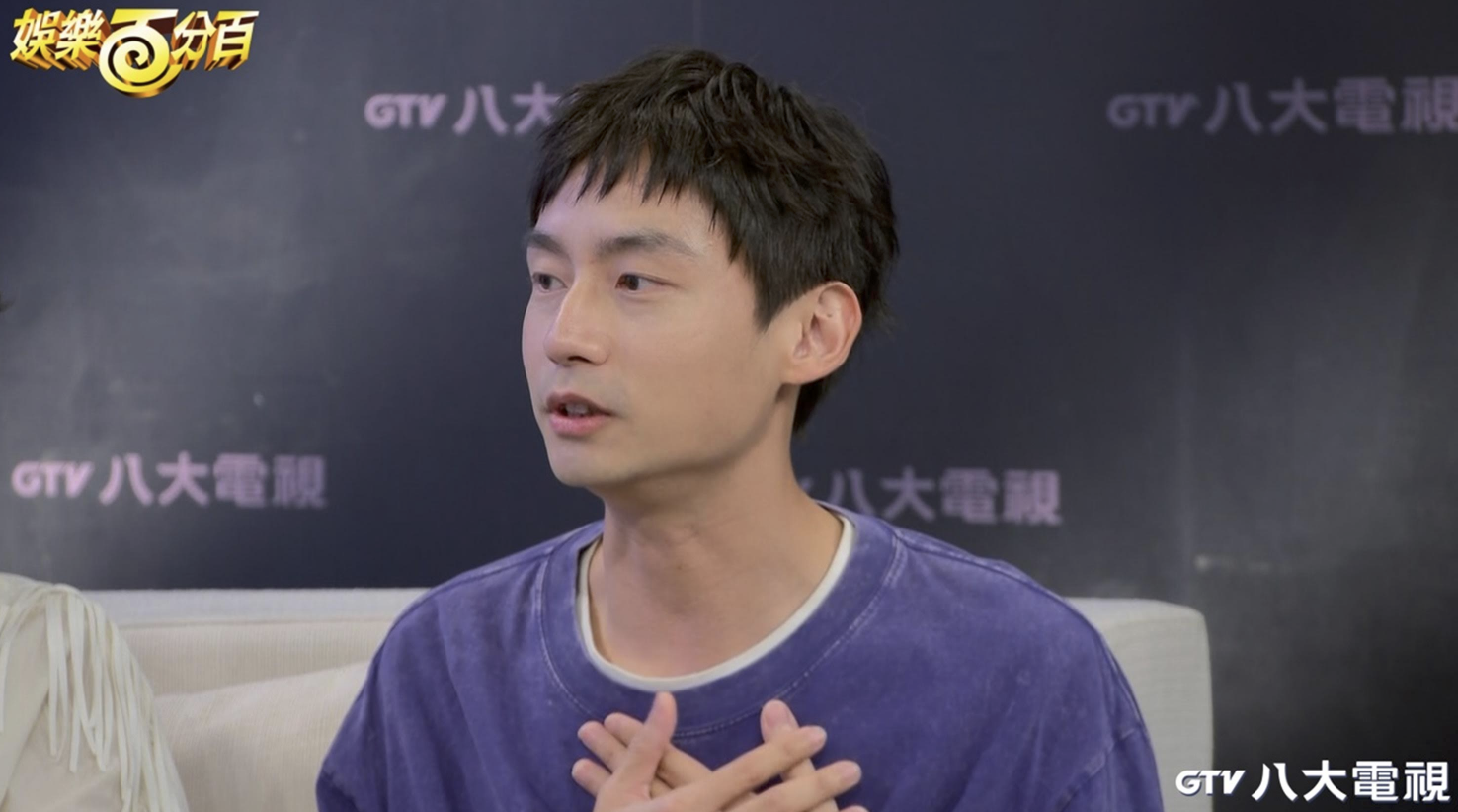 大鶴曝滿痛還原現場:眼鏡歪掉。(圖/八大電視台提供)