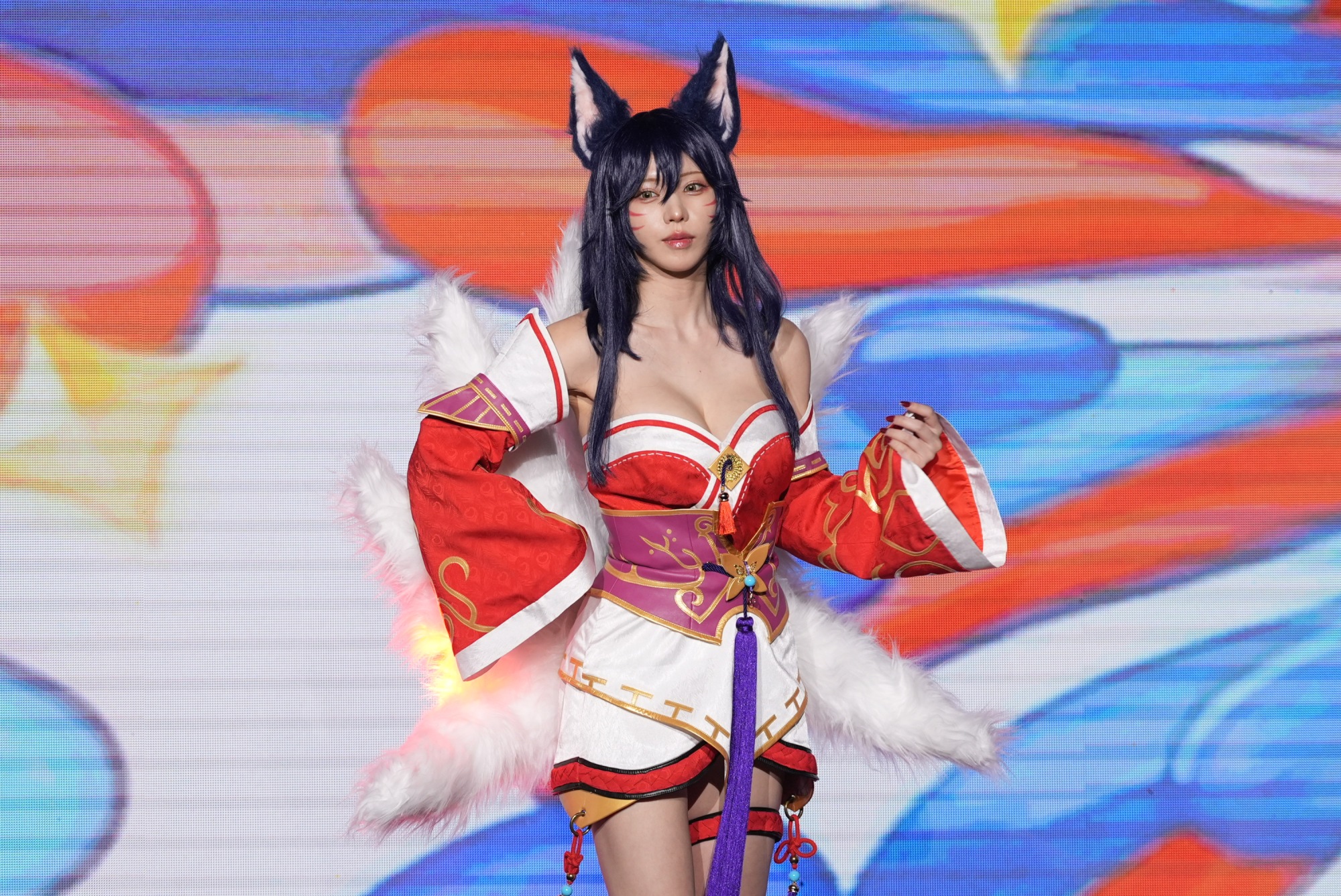 Enako打扮成《英雄聯盟》裡的魅惑狐妖阿璃，火辣現身見面會。（圖／記者陳明中攝）