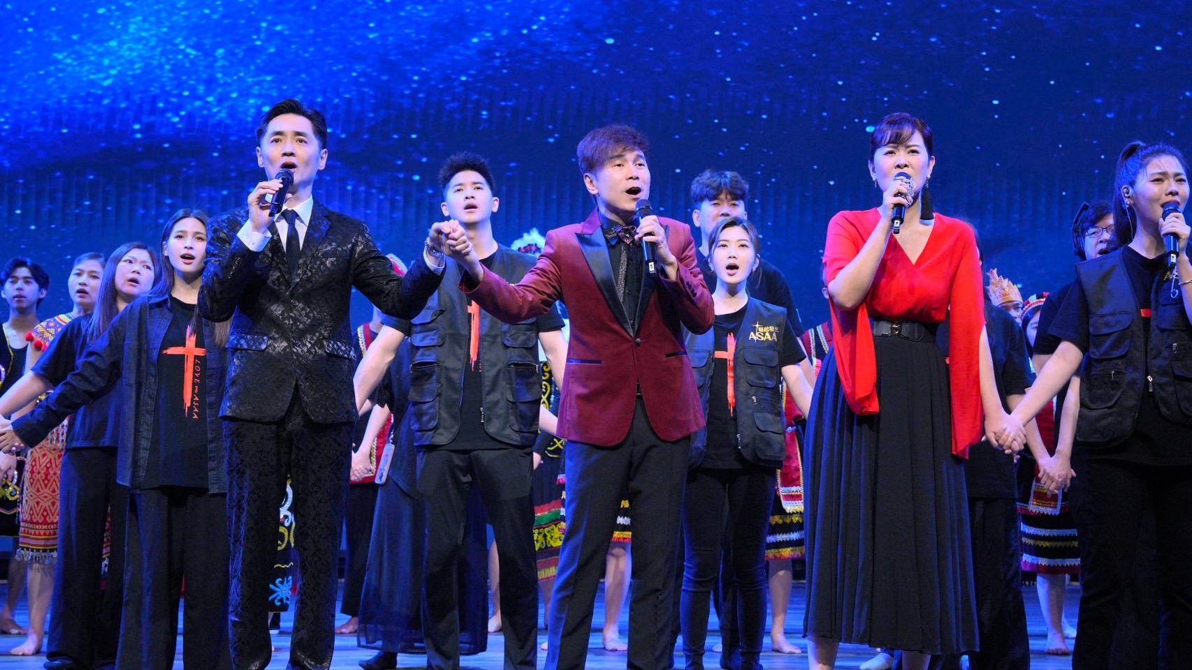 宋逸民(左起)、林義忠、陳維齡一起唱詩歌。(圖/藝起發光X蒙福教會提供)